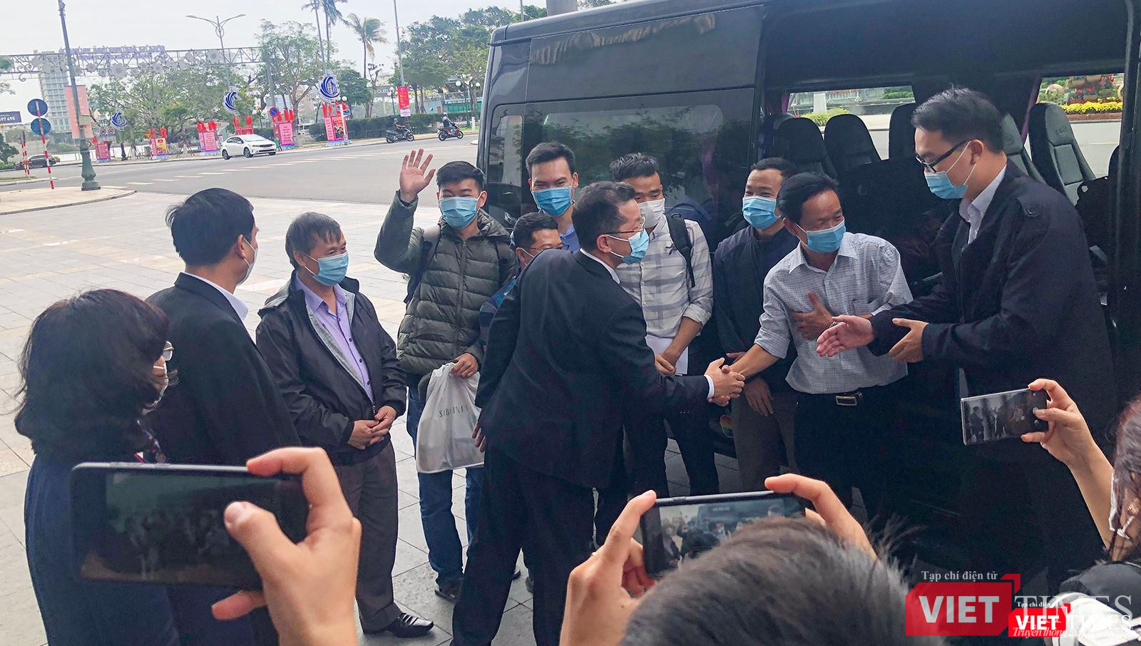 Bí thư Thành uỷ Đà Nẵng ra tận xe tiễn đoàn bác sĩ