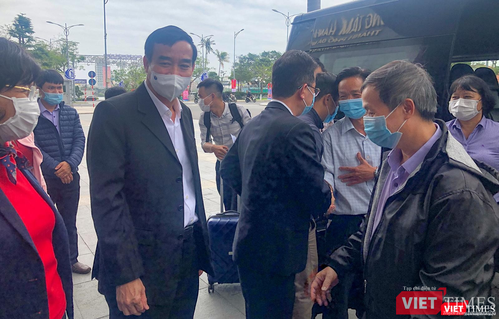 Chủ tịch UBND TP Đà Nẵng Lê Trung Chinh động viên các bác sĩ