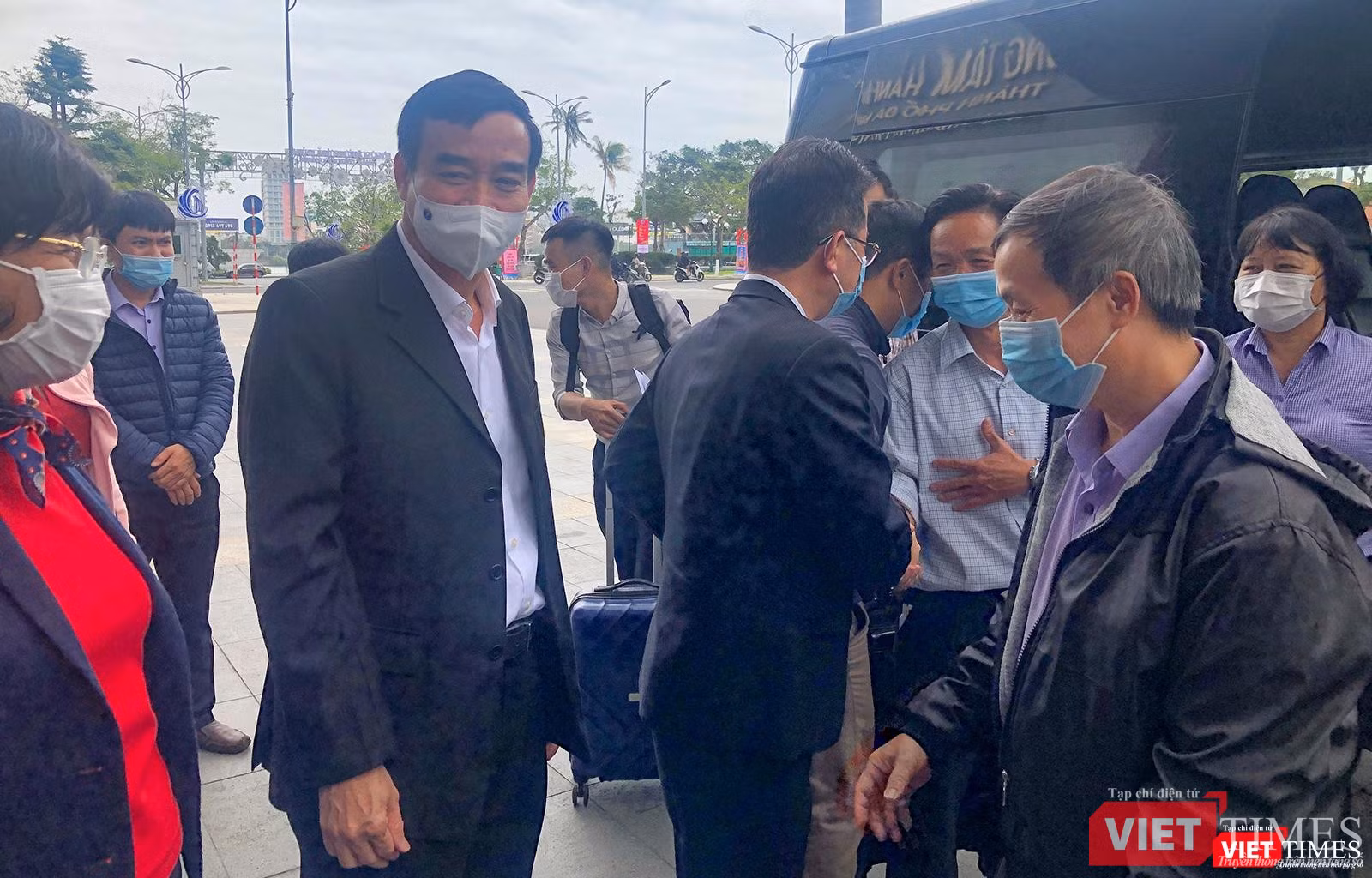 Chủ tịch UBND TP Đà Nẵng Lê Trung Chinh động viên các bác sĩ Chủ tịch UBND TP Đà Nẵng Lê Trung Chinh động viên các bác sĩ