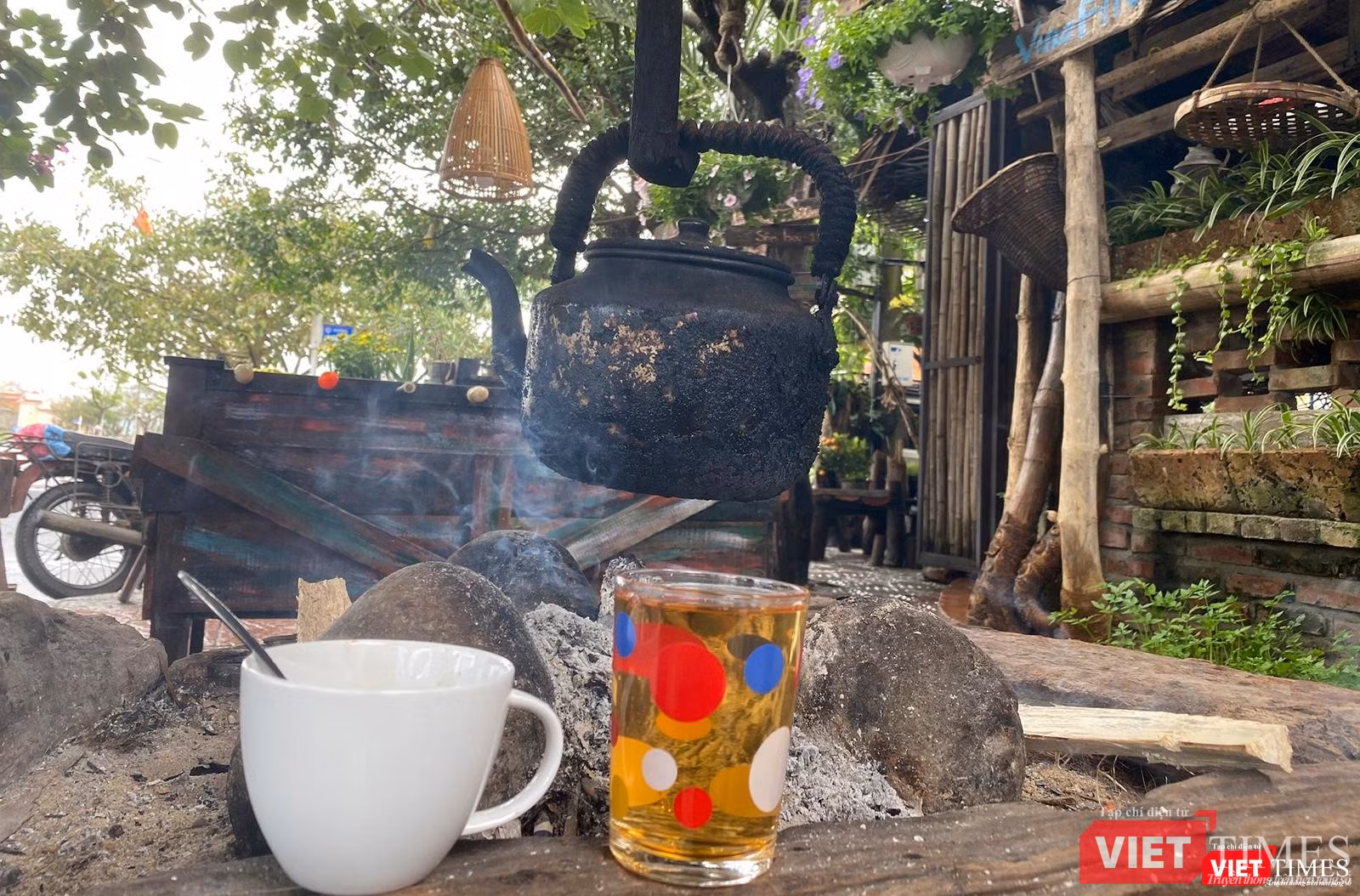 Ấm nước nấu củi đen khói bếp