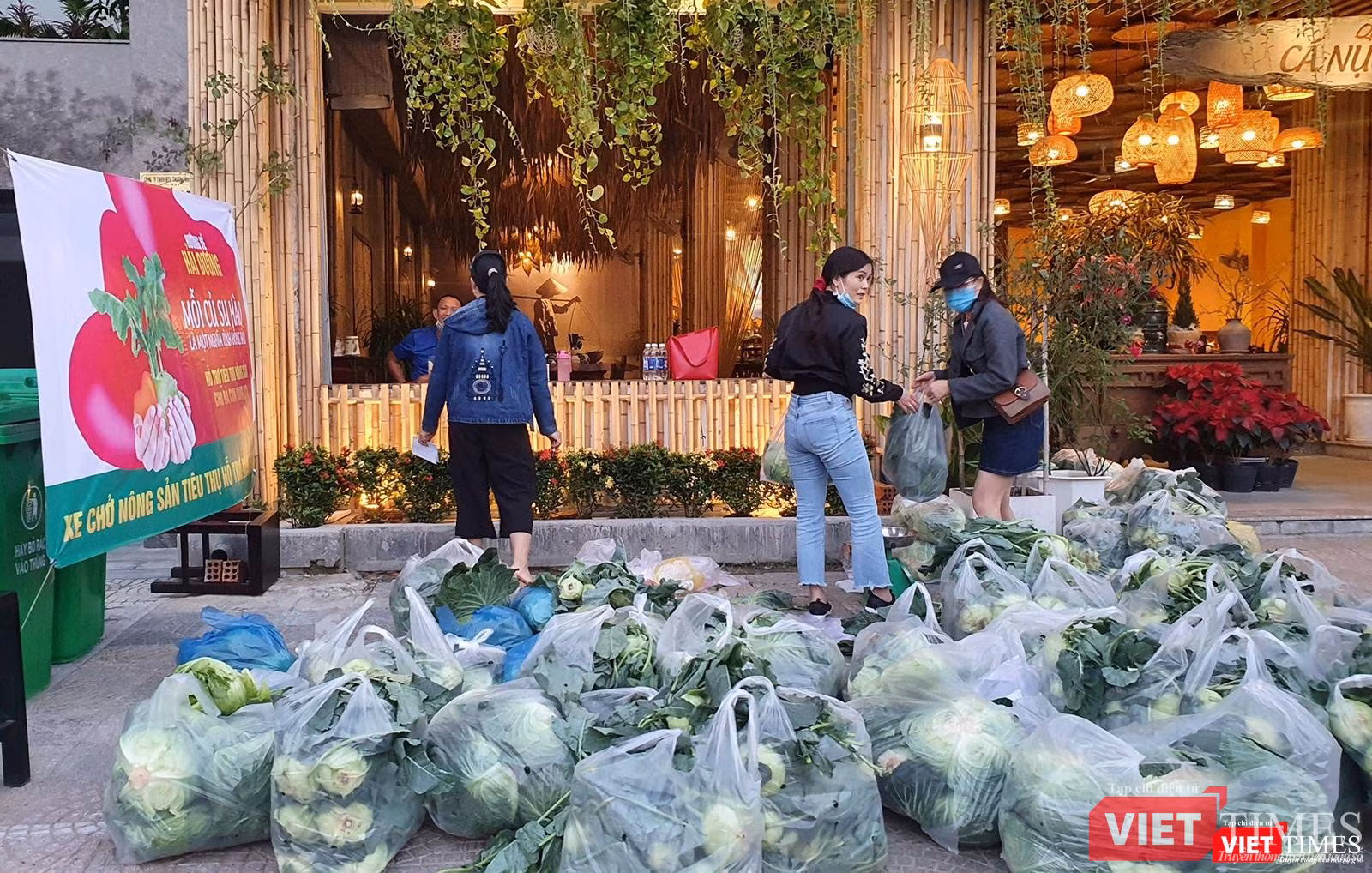 Rau củ nhanh chóng được người dân mua hết