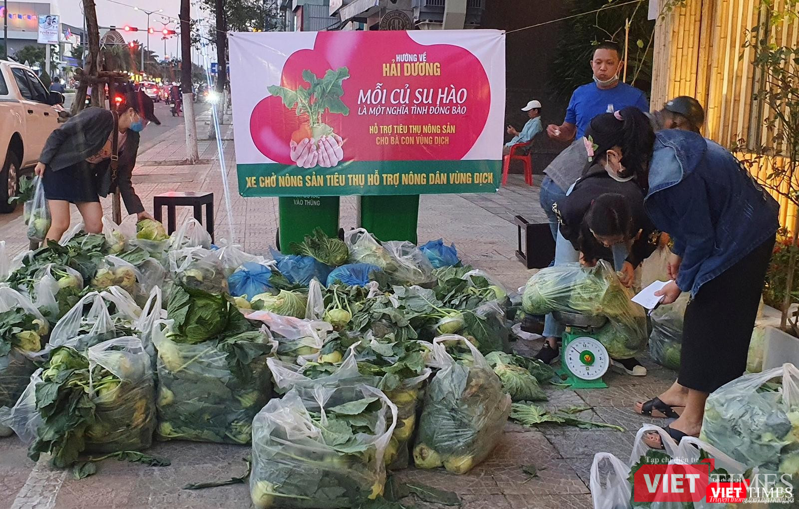 Người dân Đà Nẵng vui vẻ mua nông sản để chung tay giúp nông dân Hải Dương