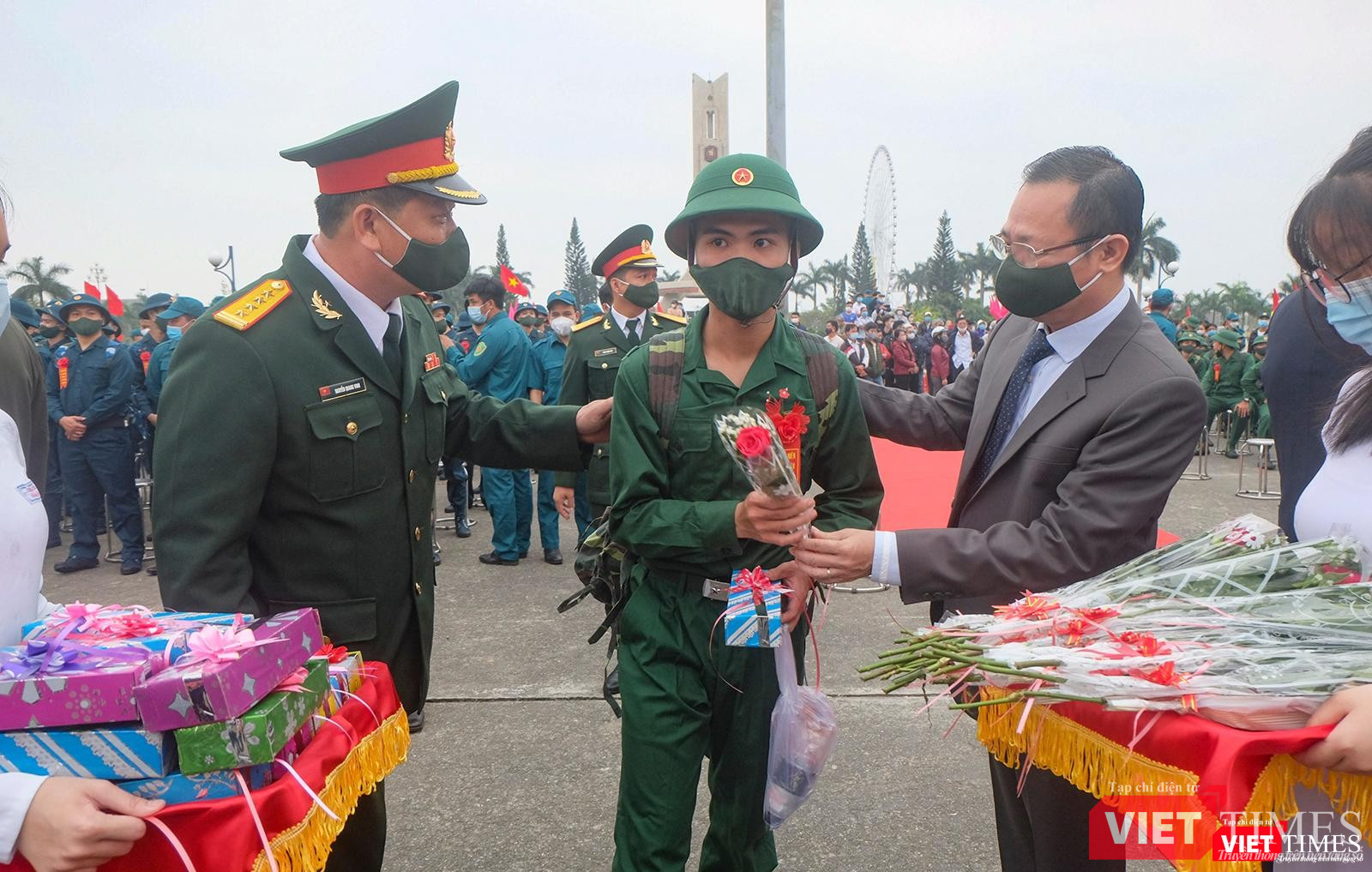 Chủ tịch UBND TP Đà Nẵng Lê Trung Chinh tặng hoa cho tân binh trong ngày tuyển quân năm 2021