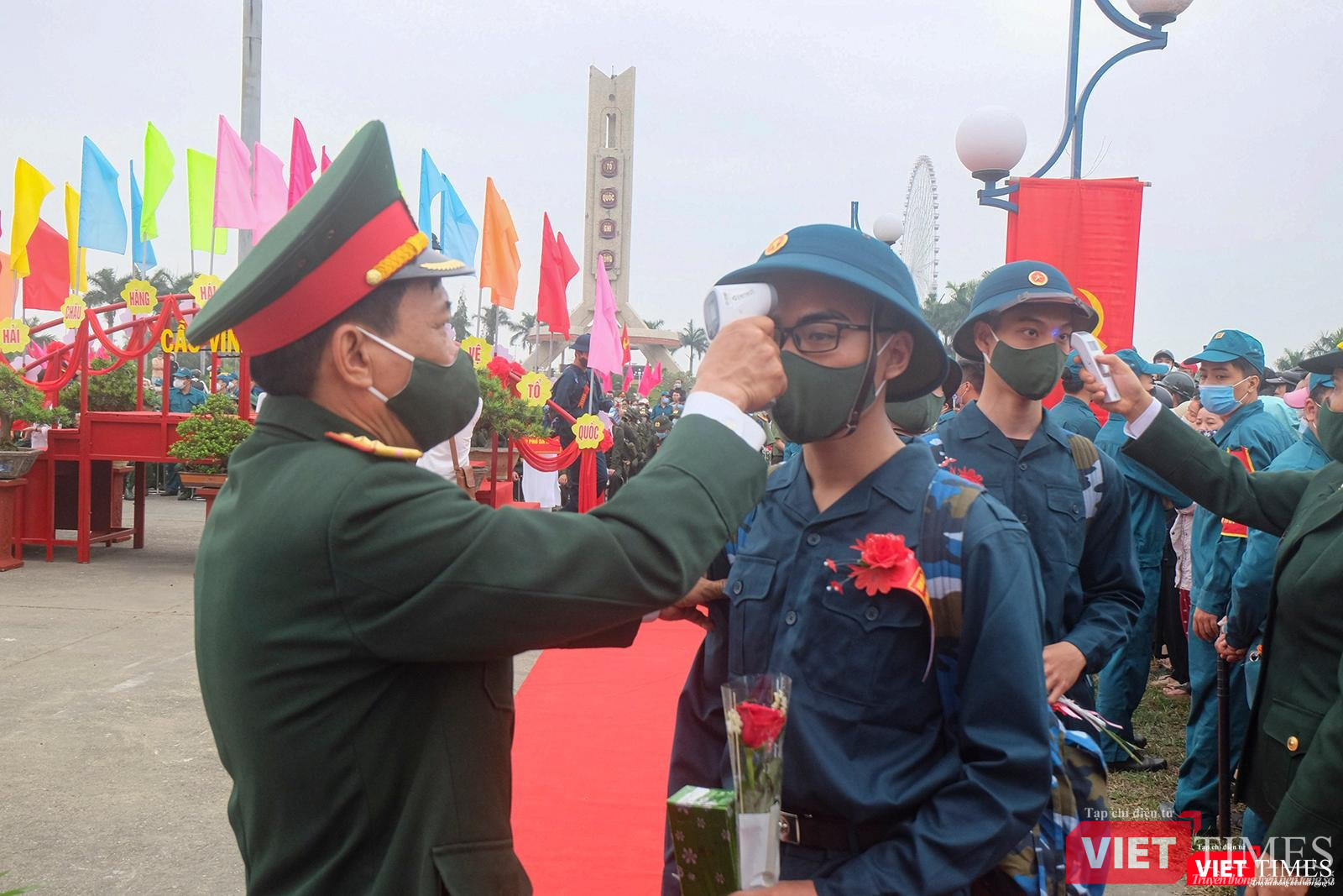 Tất cả tân binh được đo nhiệt độ trước khi đi về đơn vị