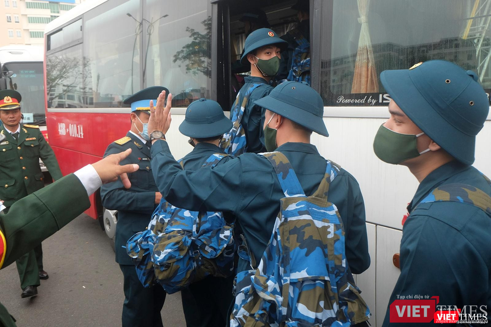 Chào người thân con lên đường