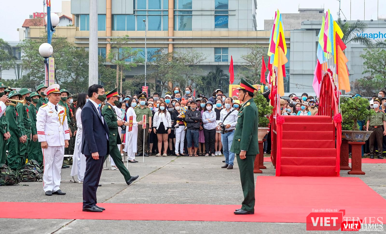 Chủ tịch UBND TP Đà Nẵng Lê Trung Chinh nghe báo cáo tại buổi lễ tuyển quân năm 2021