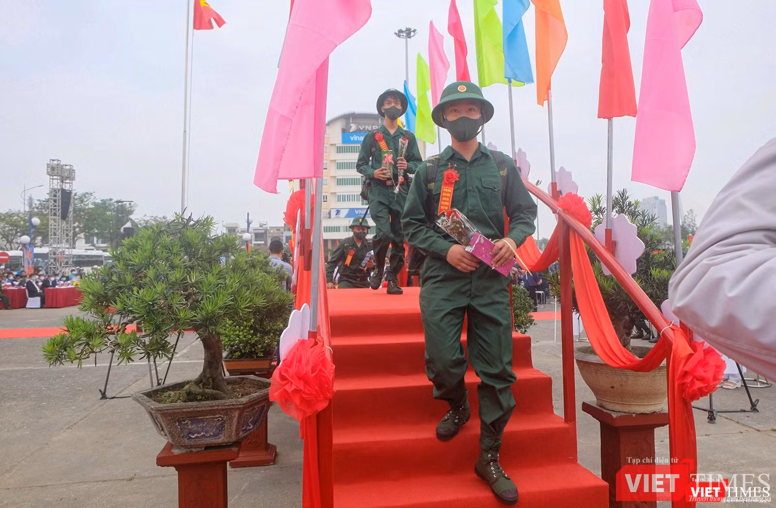 Tân binh bước lên cầu vinh quang, một nghi thức tôn vinh những công dân ưu tú lên đường nhập ngũ