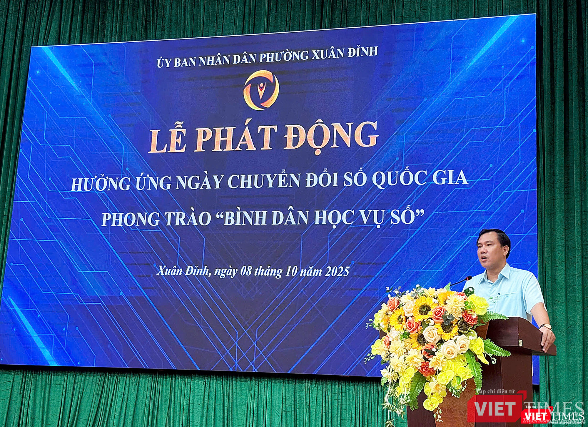 Ông Nguyễn Thường Sơn, Phó bí thư Đảng ủy, Chủ tịch UBND phường Xuân Đỉnh phát biểu về phong trào "Bình dân học vụ số" của phường.