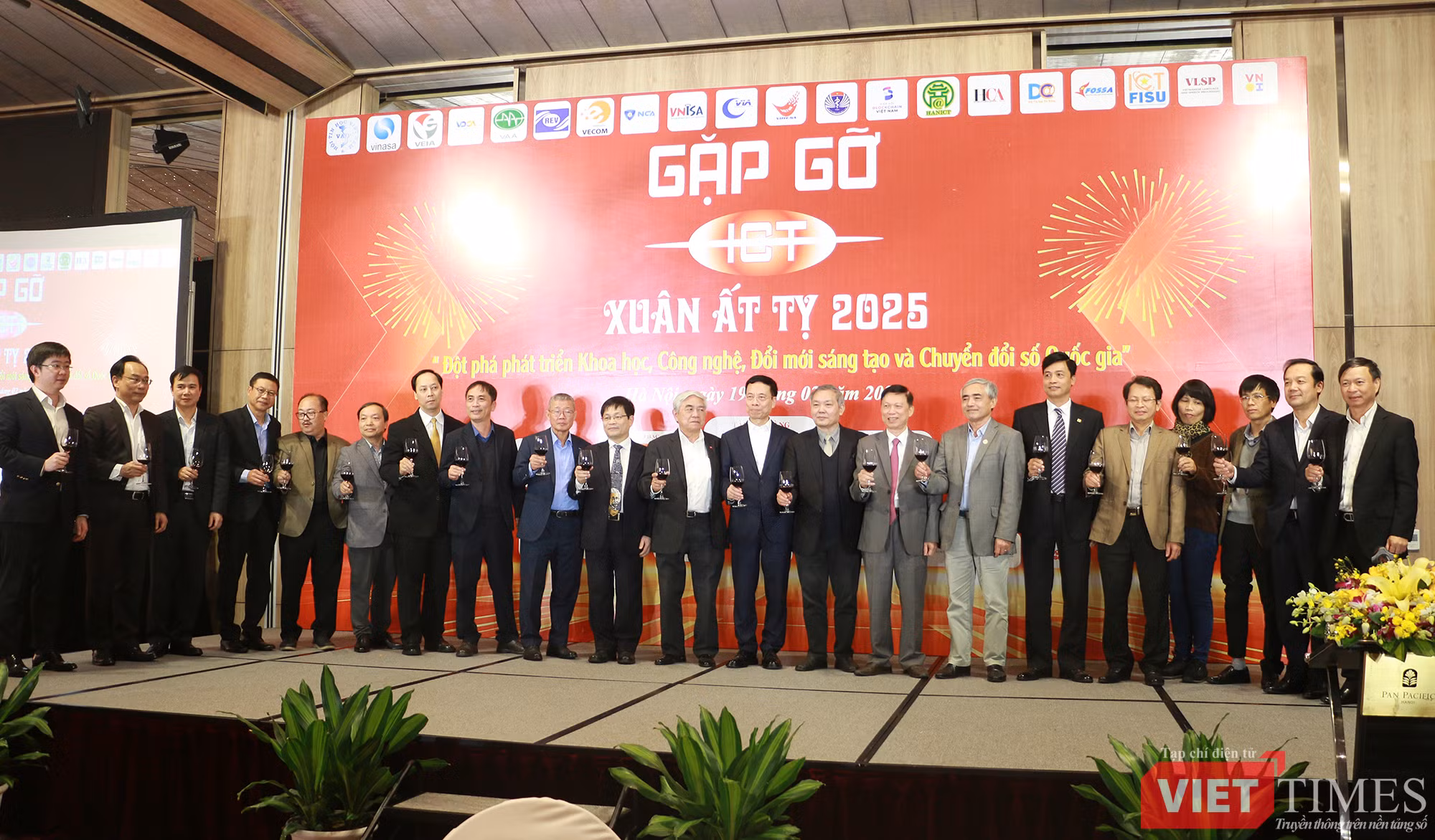 vt_lanh dao cac hoi ict.jpg