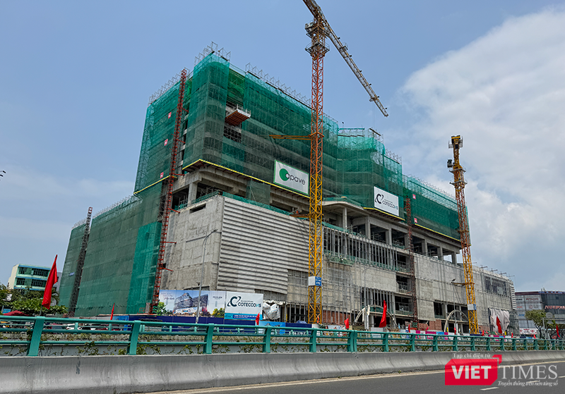 Giám đốc Công ty CP Thương mại Nguyễn Kim Đà Nẵng khẳng định, dự án mang tên tên Trung tâm cao ốc phức hợp Nguyễn Kim Đà Nẵng và do công ty làm chủ đầu tư. TTC Land là công ty mẹ và là đơn vị phát triển dự án.