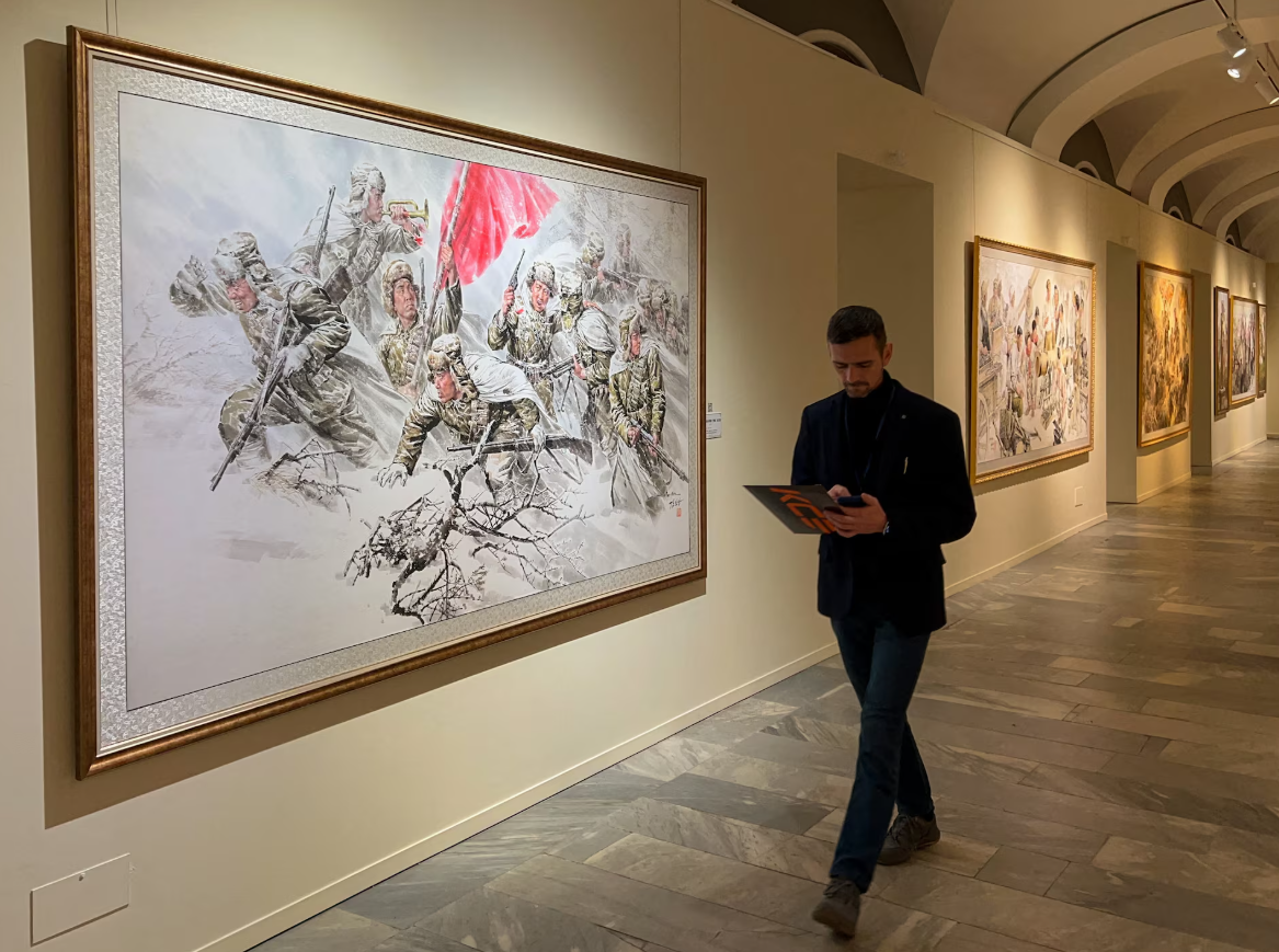 Bên trong triển lãm tranh Triều Tiên lớn nhất được tổ chức tại Moscow 5.png