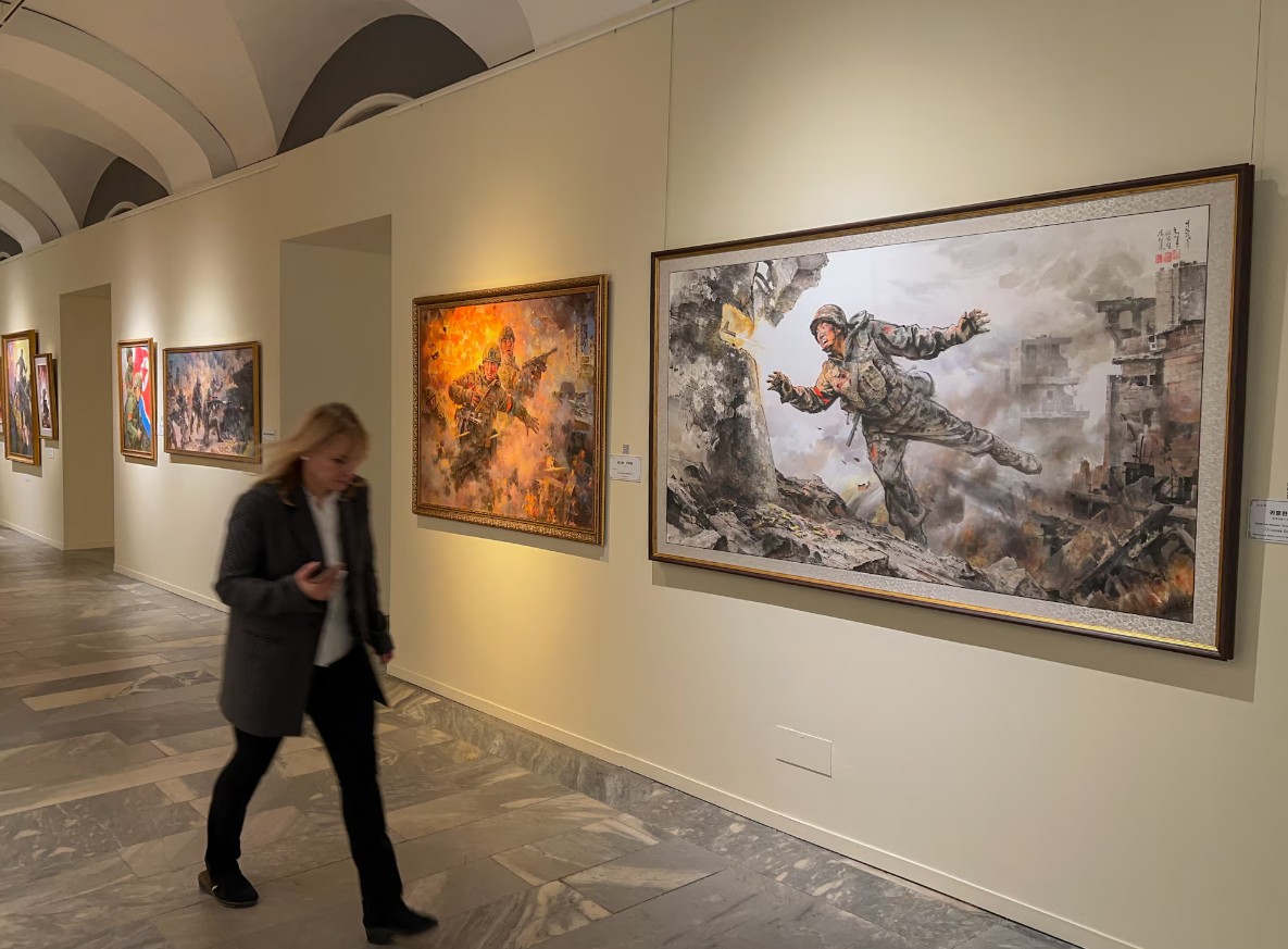 Bên trong triển lãm tranh Triều Tiên lớn nhất được tổ chức tại Moscow 11.png