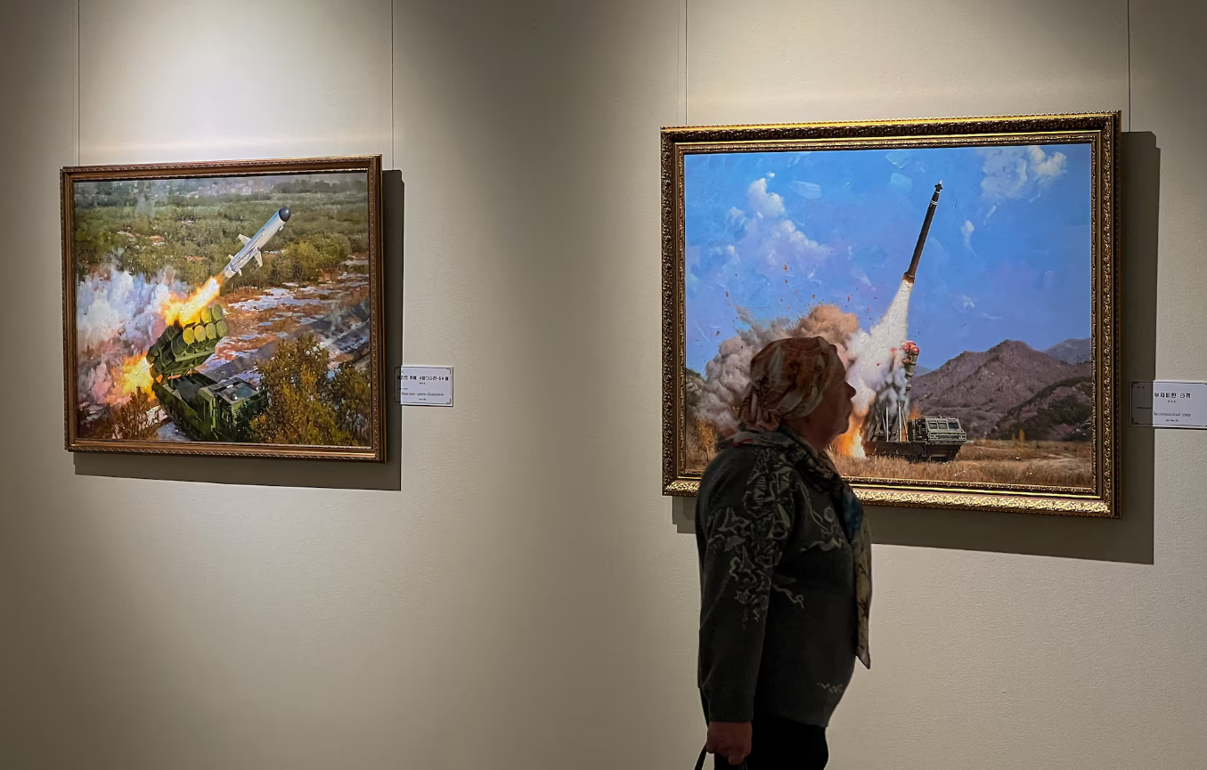Bên trong triển lãm tranh Triều Tiên lớn nhất được tổ chức tại Moscow 9.png