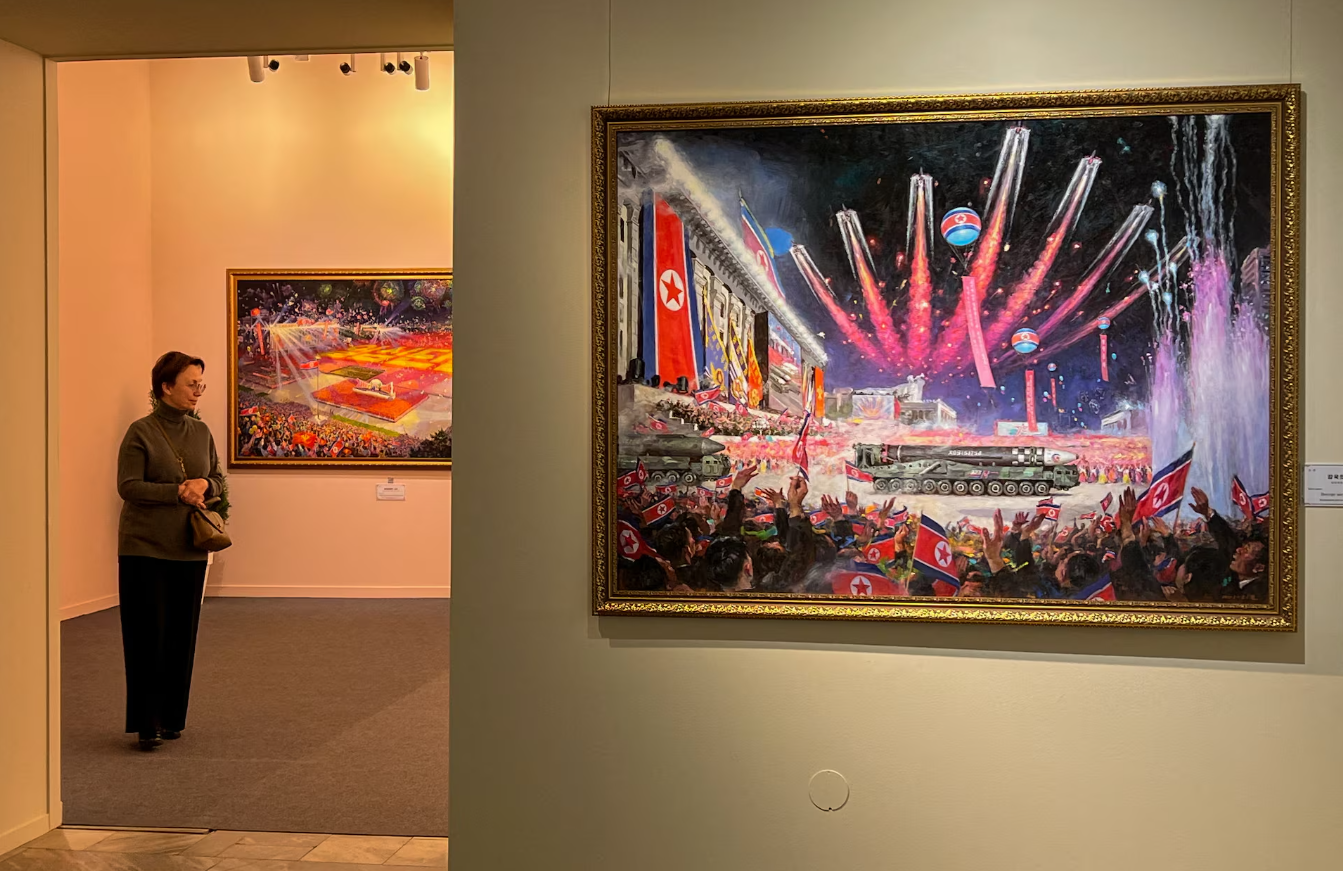 Bên trong triển lãm tranh Triều Tiên lớn nhất được tổ chức tại Moscow 8.png