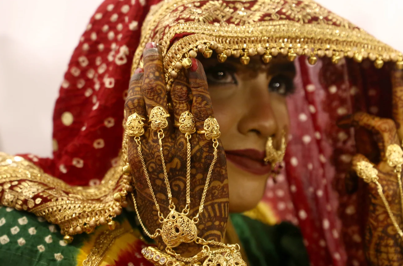 Đừng đeo gì khác ngoài vàng Bí quyết truyền đời của phụ nữ Nam Á, giữa lúc giá vàng lập đỉnh 2.png