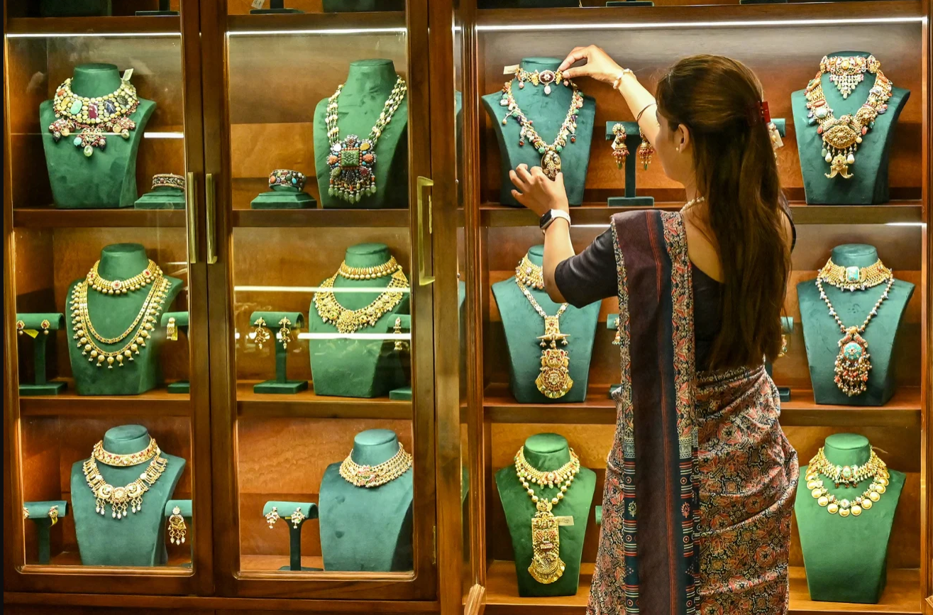 Đừng đeo gì khác ngoài vàng Bí quyết truyền đời của phụ nữ Nam Á, giữa lúc giá vàng lập đỉnh 4.png
