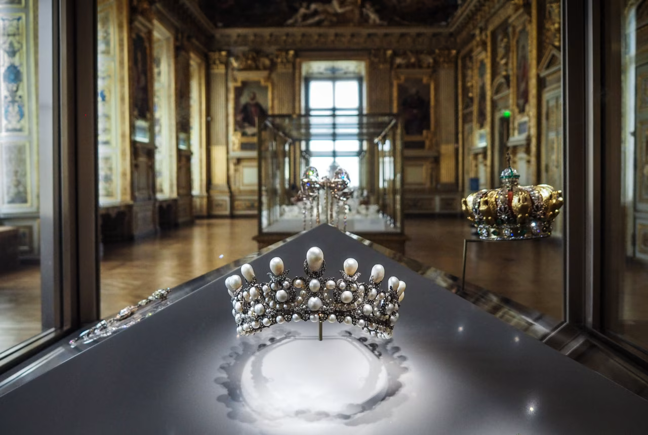 Bí ẩn chợ đen tỷ đô Trang sức bị trộm ở Louvre có thể rơi vào mạng lưới buôn lậu toàn cầu.png