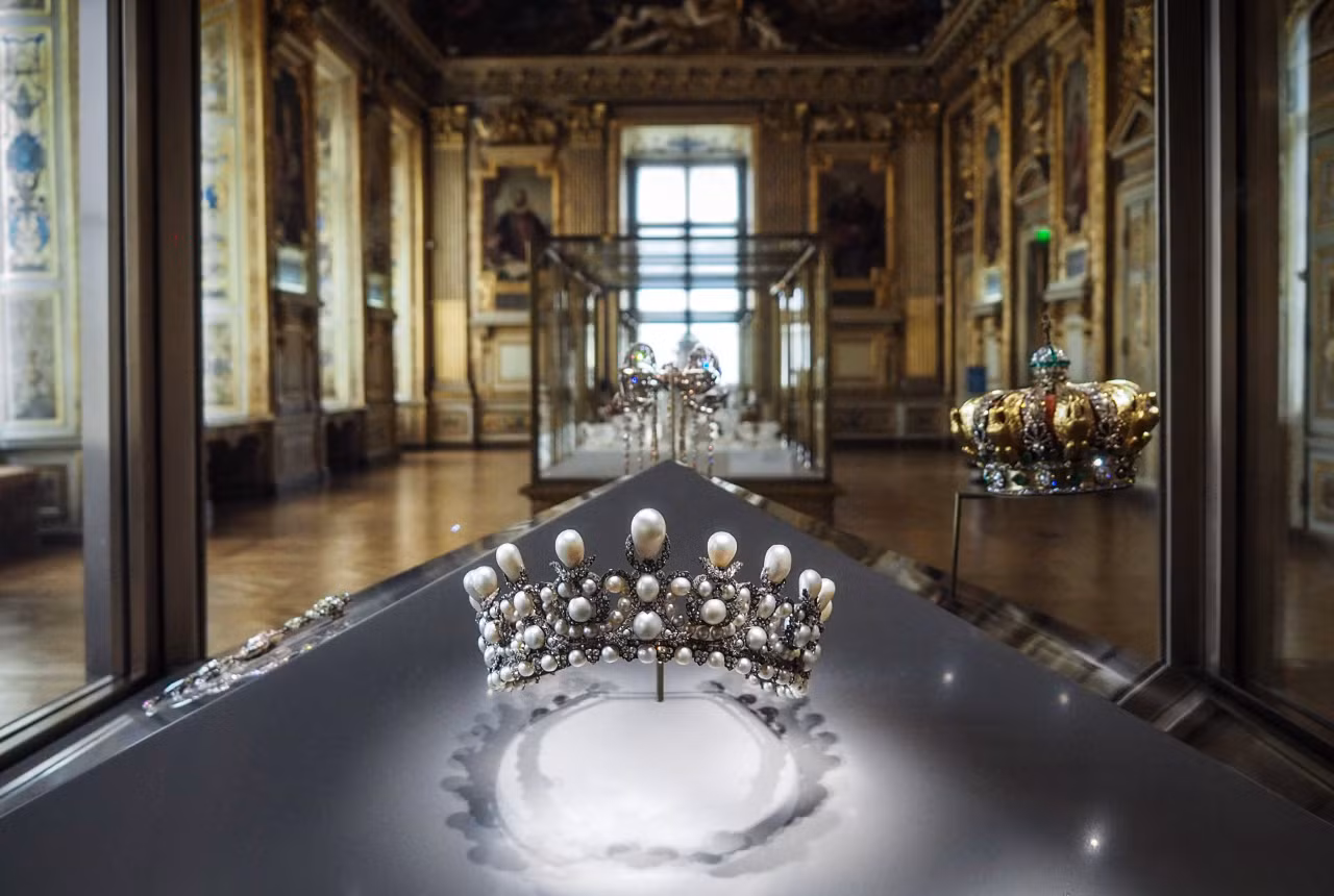 Bí ẩn chợ đen tỷ đô Trang sức bị trộm ở Louvre có thể rơi vào mạng lưới buôn lậu toàn cầu.png