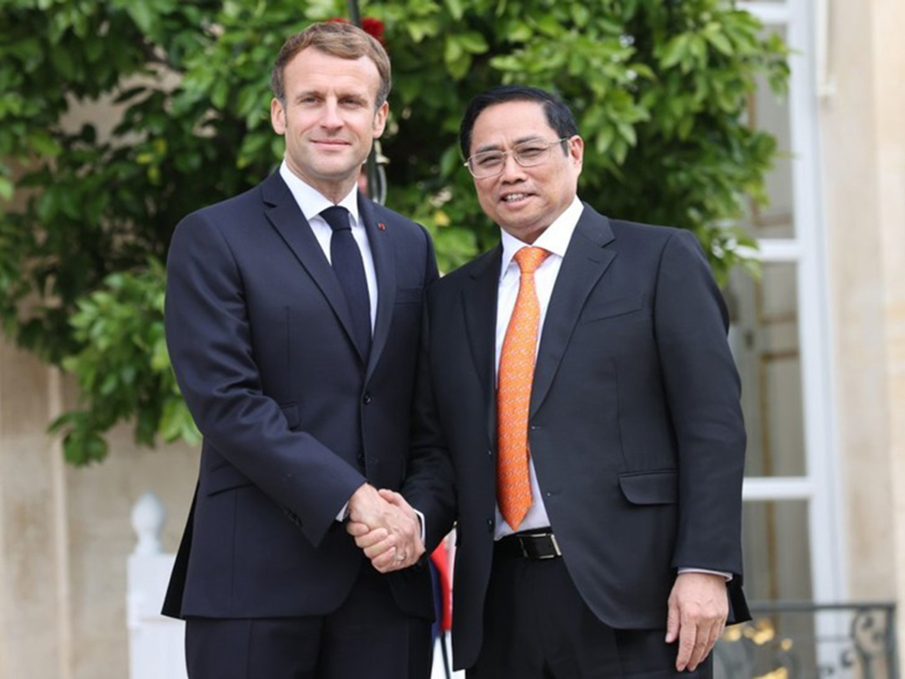 Tổng thống Pháp Macron trong các cuộc gặp với Tổng Bí thư Tô Lâm tháng 102024, Thủ tướng Phạm Minh Chính tháng 112021. Ảnh Minh Nhật, Nhật Bắc.jpg
