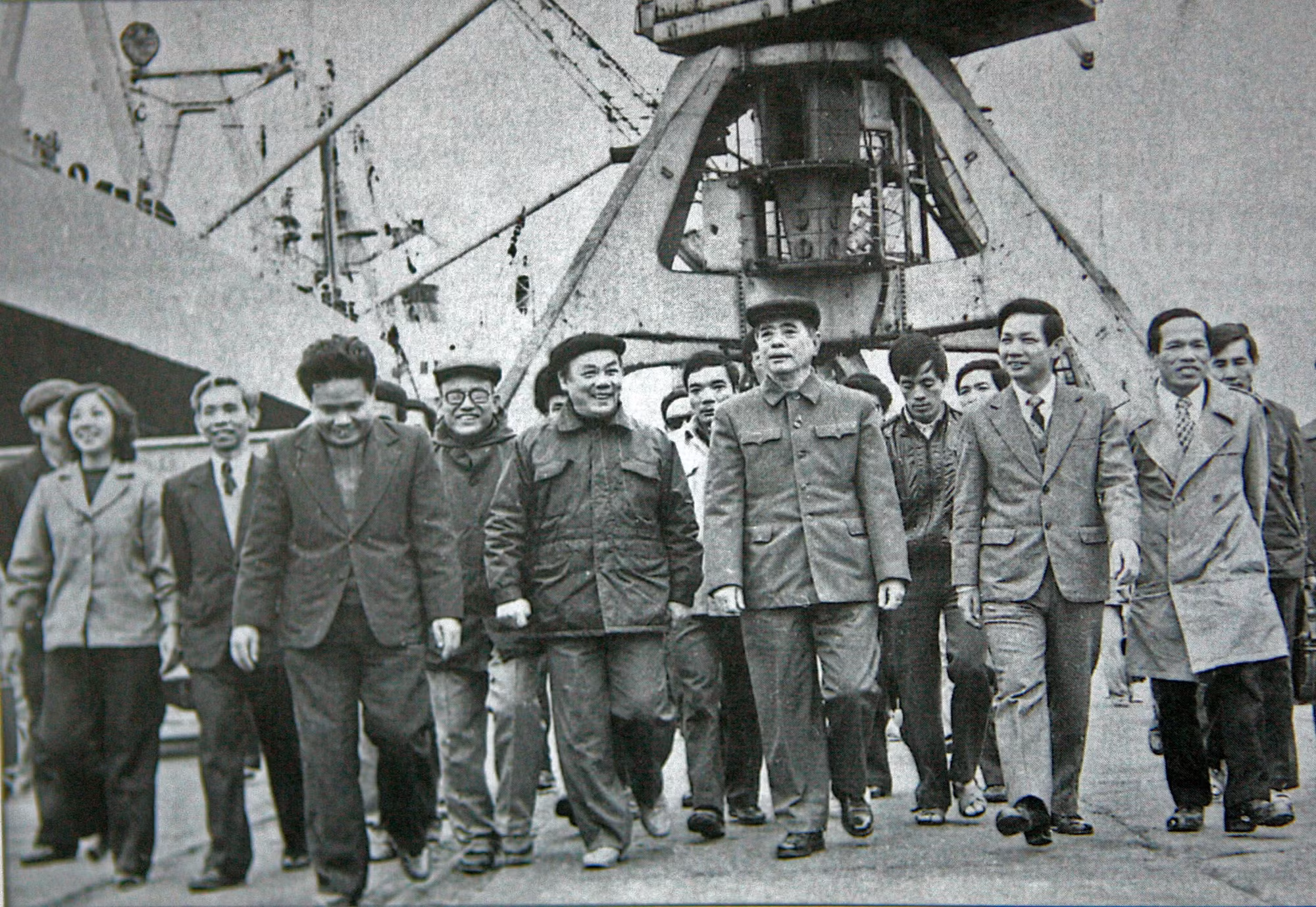 03 Đồng chí Nguyễn Văn Linh thăm và làm việc tại Hải Phòng, tháng 11987. (Ảnh Tư liệu).jpg