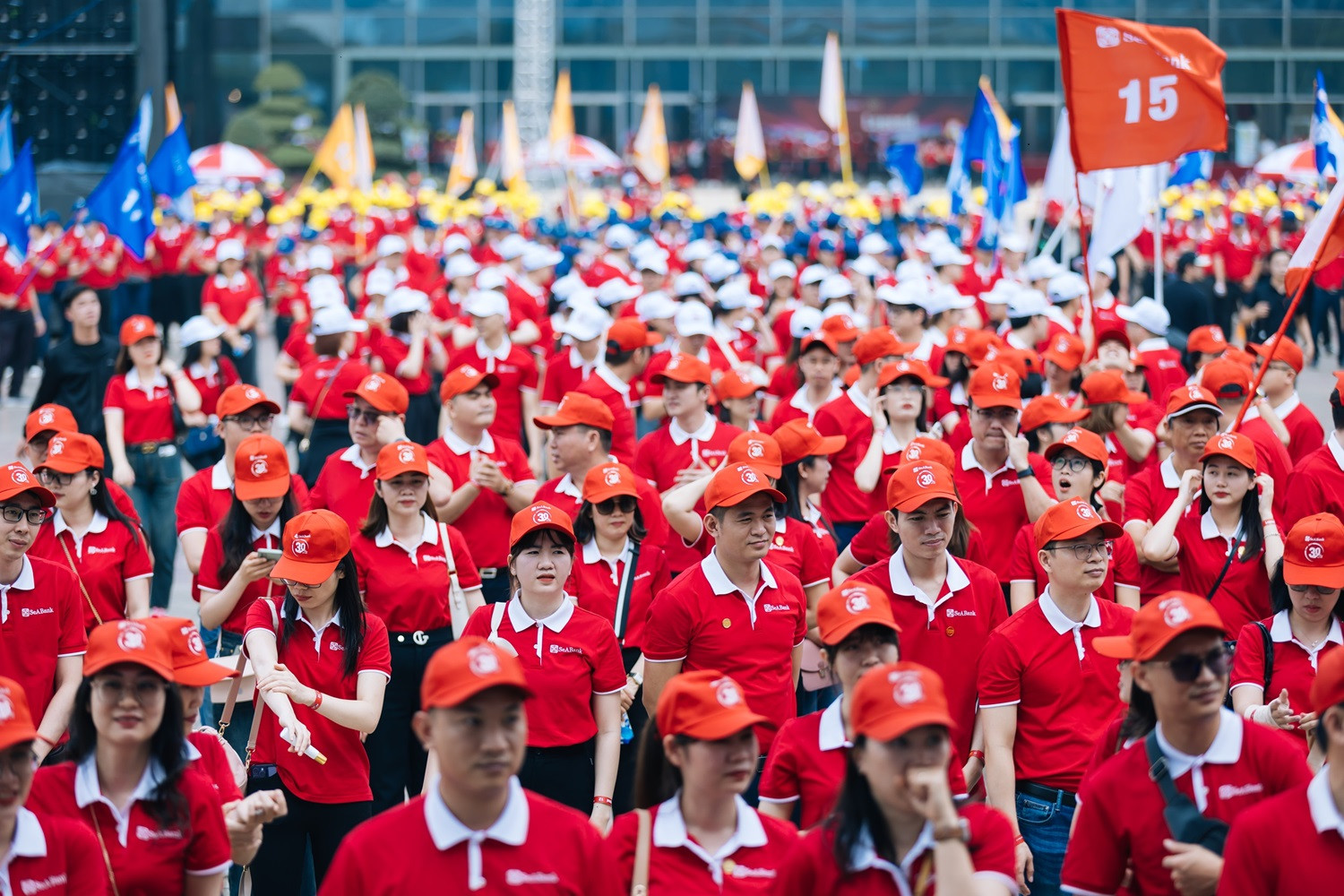 CBNV day tu hao trong mau ao dong phuc SeABank.jpg