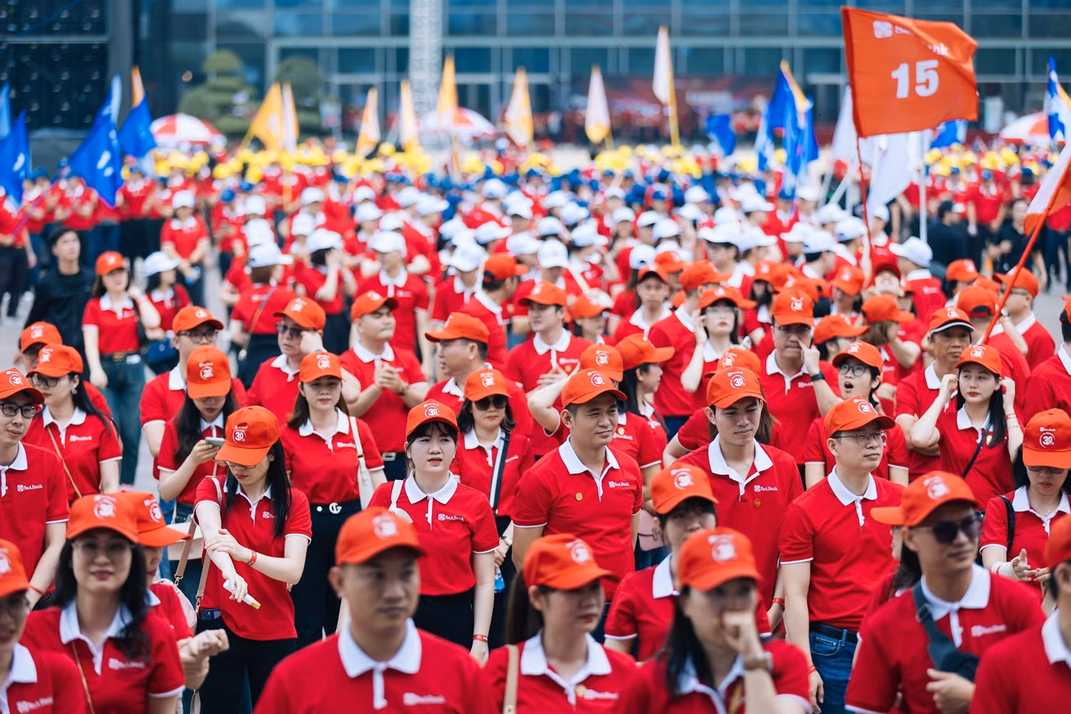 CBNV day tu hao trong mau ao dong phuc SeABank.jpg