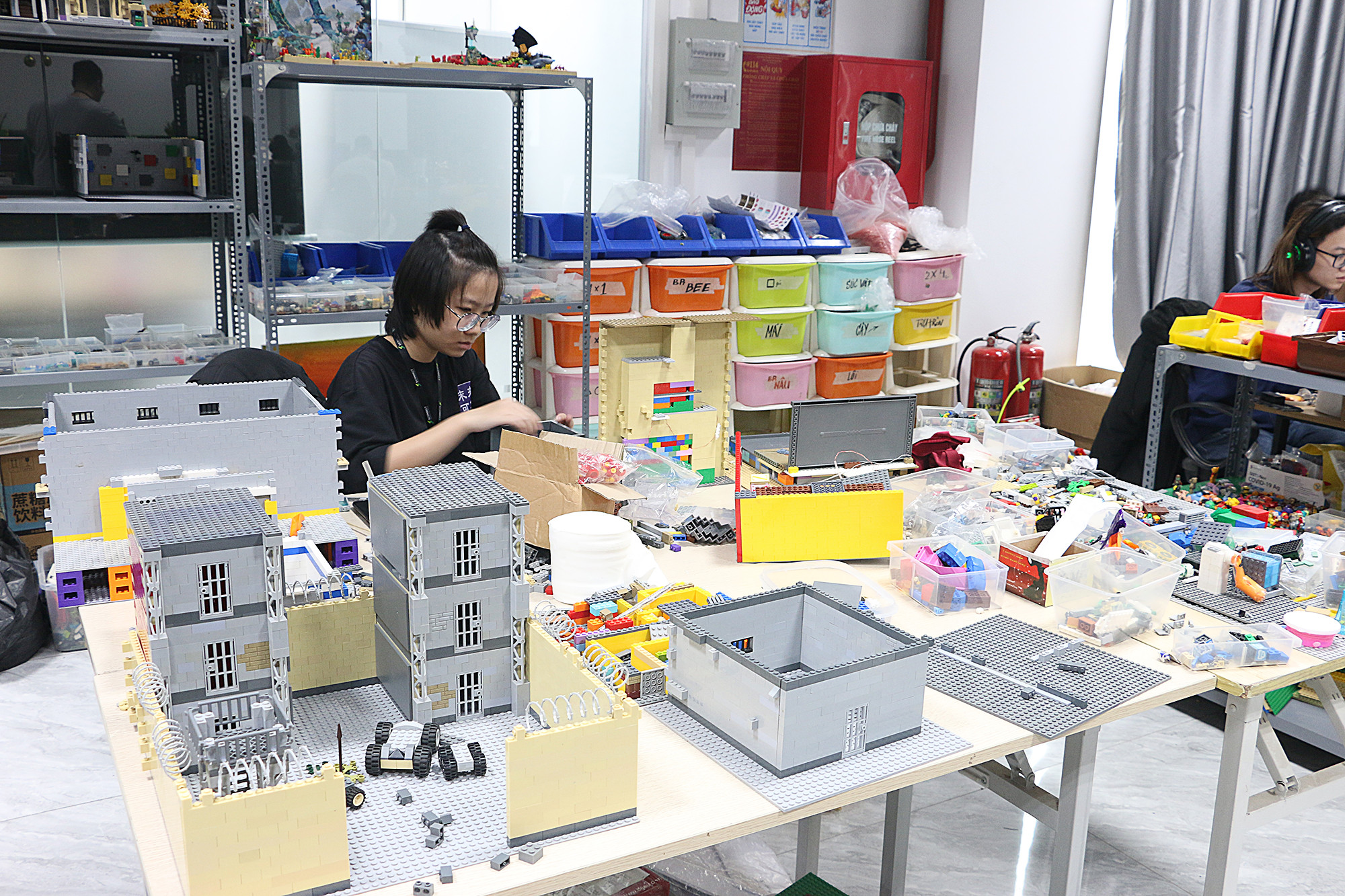 Các nhân viên tổ Lego là những bạn trẻ có niềm yêu thích, say mê và sáng tạo với xếp hình Lego