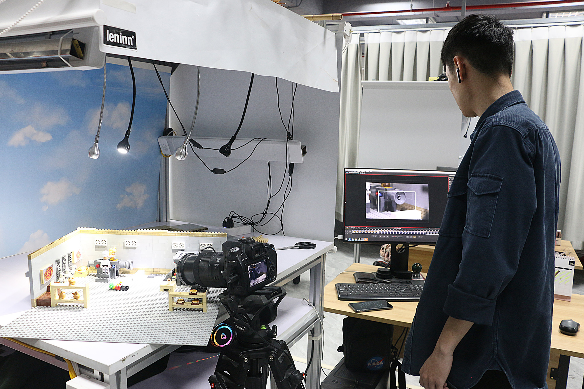 Đặc biệt những người hâm mộ Lego sẽ càng thích thú và mãn nhãn hơn thông qua các góc máy, góc quay đẹp mắt, những bối cảnh, đạo cụ được sáng tạo kỳ công bằng các khối Lego