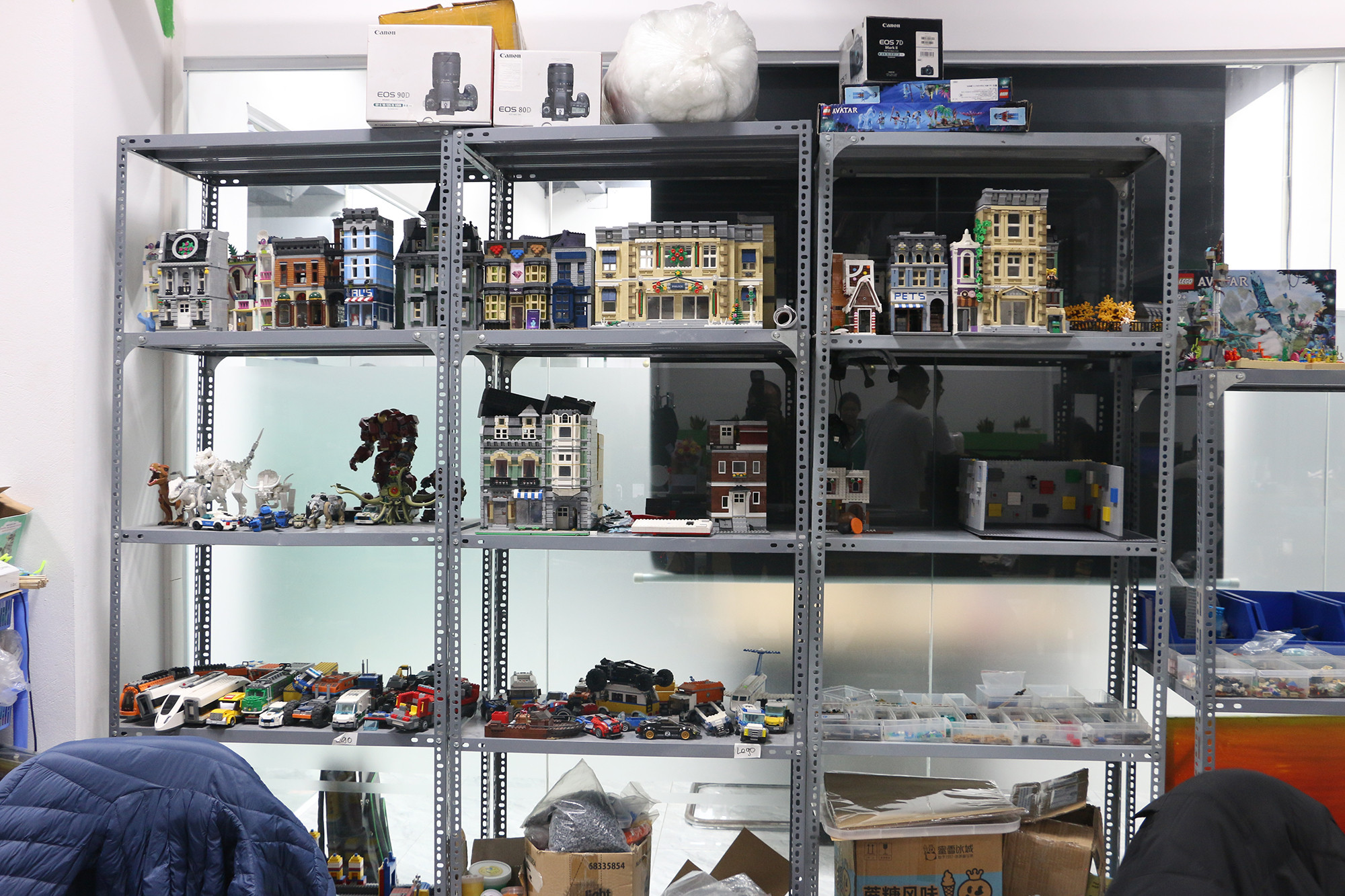 Các mô hình lego được chế tạo. Đã có hơn 600 video được sản xuất bằng Lego với mỗi tập kéo dài từ 1,5 đến 2 phút.