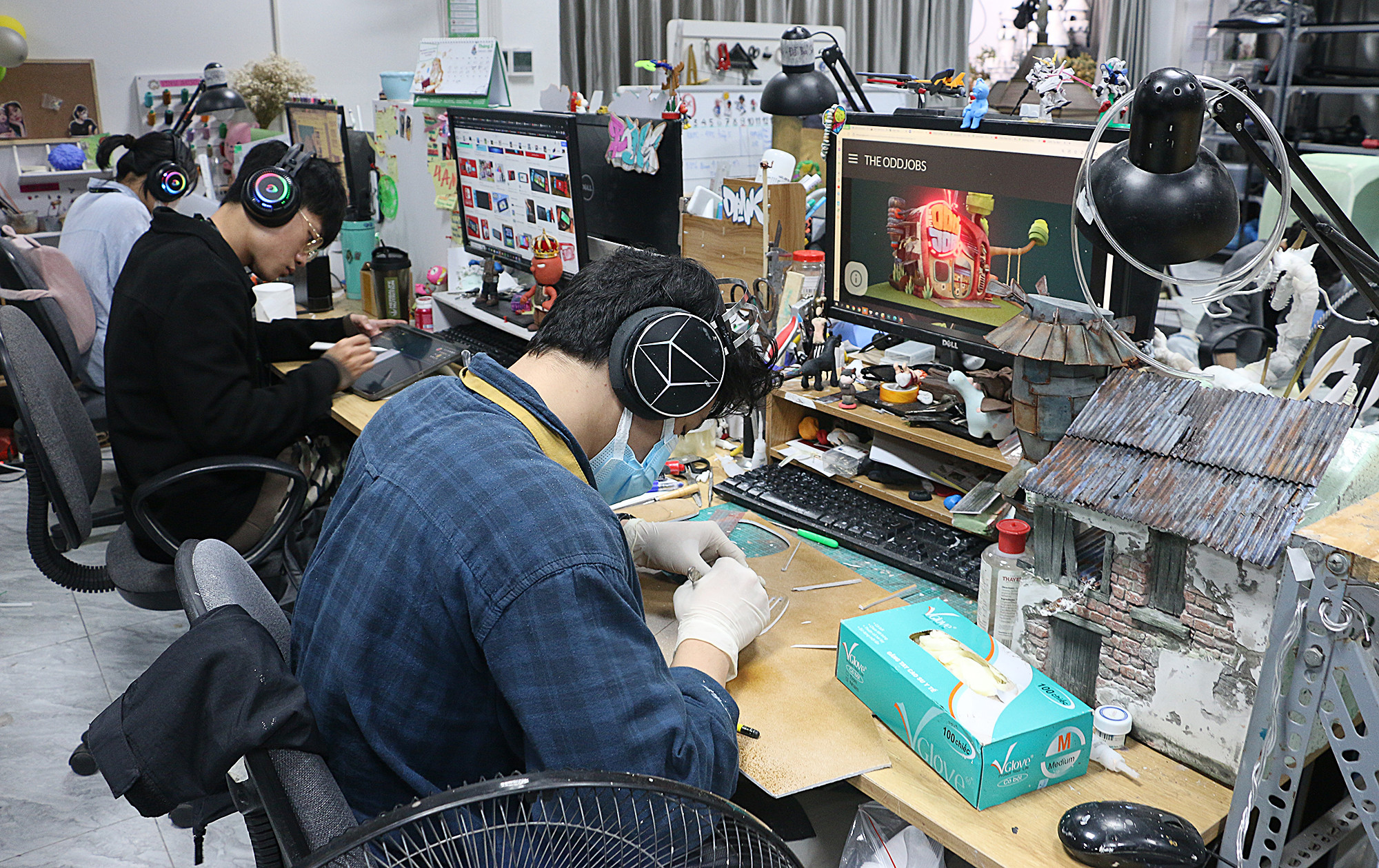 Họa sĩ của Sconnect đang tạo hình nhân vật bằng đất sét