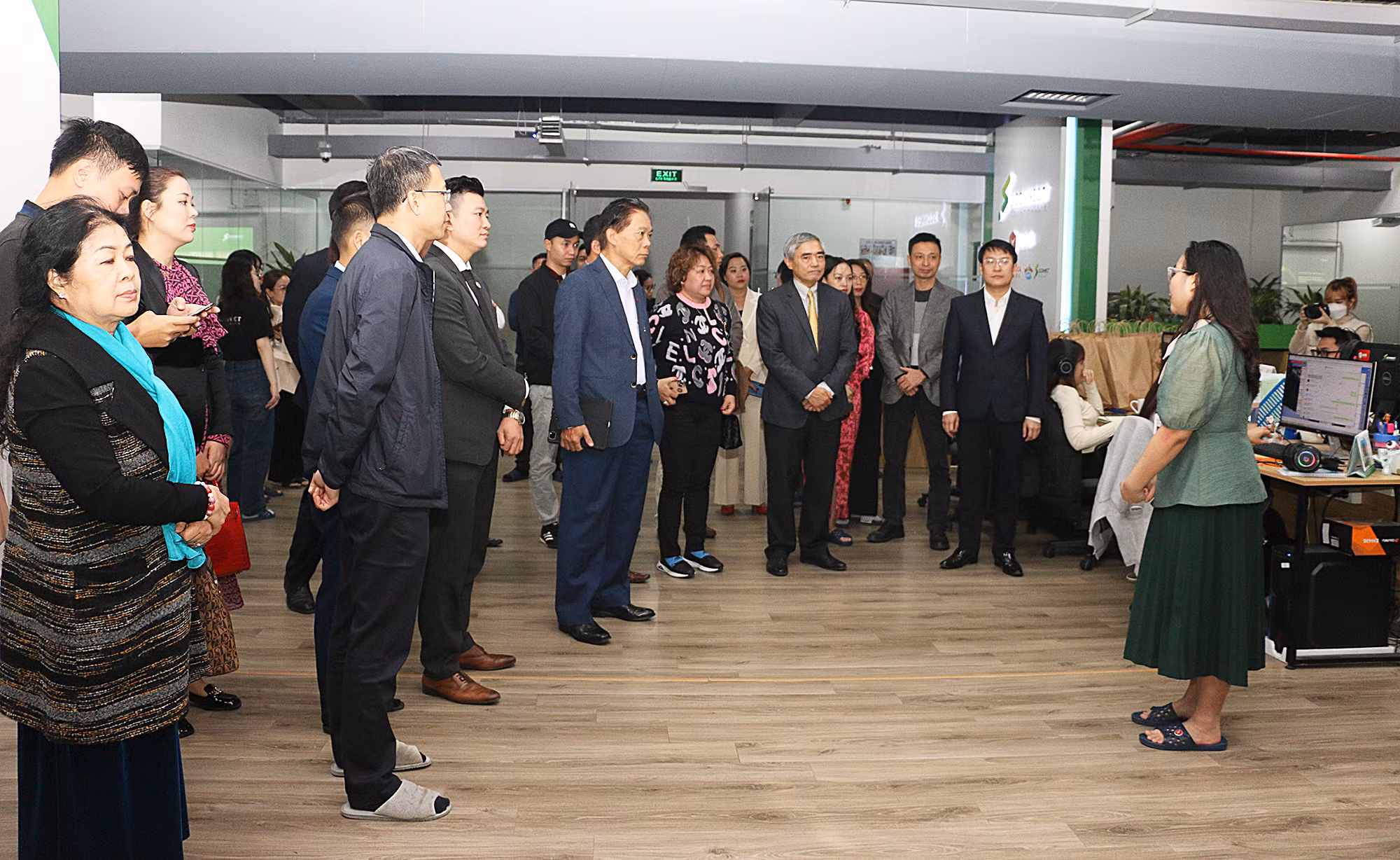 ông Nguyễn Minh Hồng- Chủ tịch VDCA nói rằng ông rất ấn tượng với cơ ngơi và tài sản trí tuệ mà Sconnect đã làm ra. Ông hy vọng chuyến tham quan này có thể giúp kết nối các doanh nghiệp thành viên VDCA nhằm học hỏi kinh nghiệm của Sconnect, đặc biệt là kinh nghiệm bảo vệ tác quyền trên môi trường số, và mở ra các cơ hội hợp tác kinh doanh. ông Nguyễn Minh Hồng- Chủ tịch VDCA nói rằng ông rất ấn tượng với cơ ngơi và tài sản trí tuệ mà Sconnect đã làm ra. Ông hy vọng chuyến tham quan này có thể giúp kết nối các doanh nghiệp thành viên VDCA nhằm học hỏi kinh nghiệm của Sconnect, đặc biệt là kinh nghiệm bảo vệ tác quyền trên môi trường số, và mở ra các cơ hội hợp tác kinh doanh.