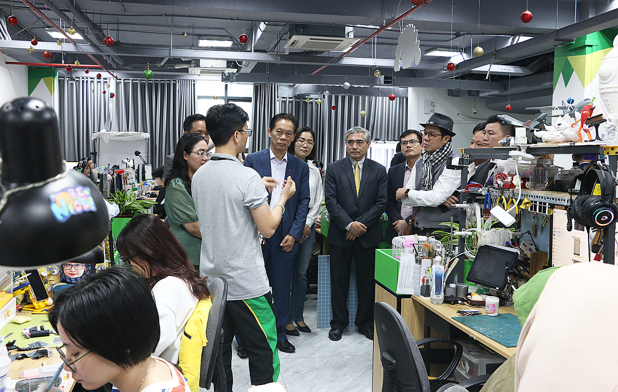 Chủ tịch Hội Truyền thông số Việt Nam, ông Nguyễn Minh Hồng (ở giữa), đang lắng nghe phần giới thiệu về các khâu sản xuất phim hoạt hình