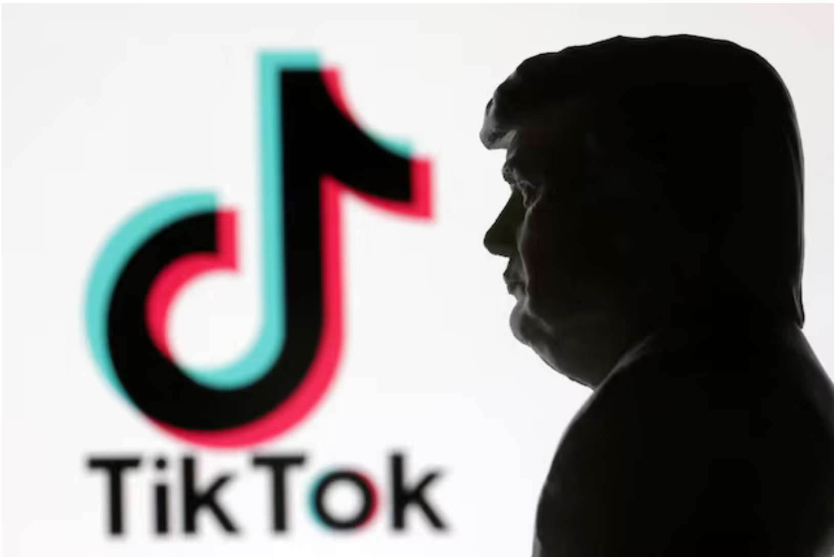 Tổng thống Mỹ Donald Trump chuẩn bị ký sắc lệnh thoái vốn của TikTok. Ảnh: Reuters.