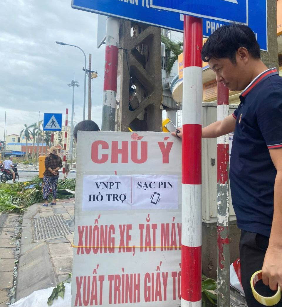 VNPT hỗ trợ sạc pin điện thoại cho tất cả người dân.jpg