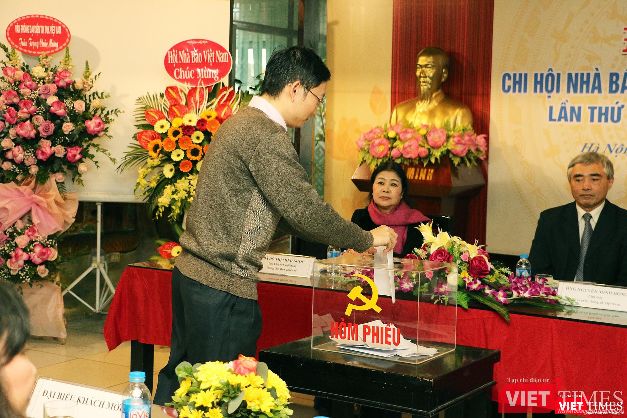 Bỏ phiếu bầu Ban thư ký Chi hội