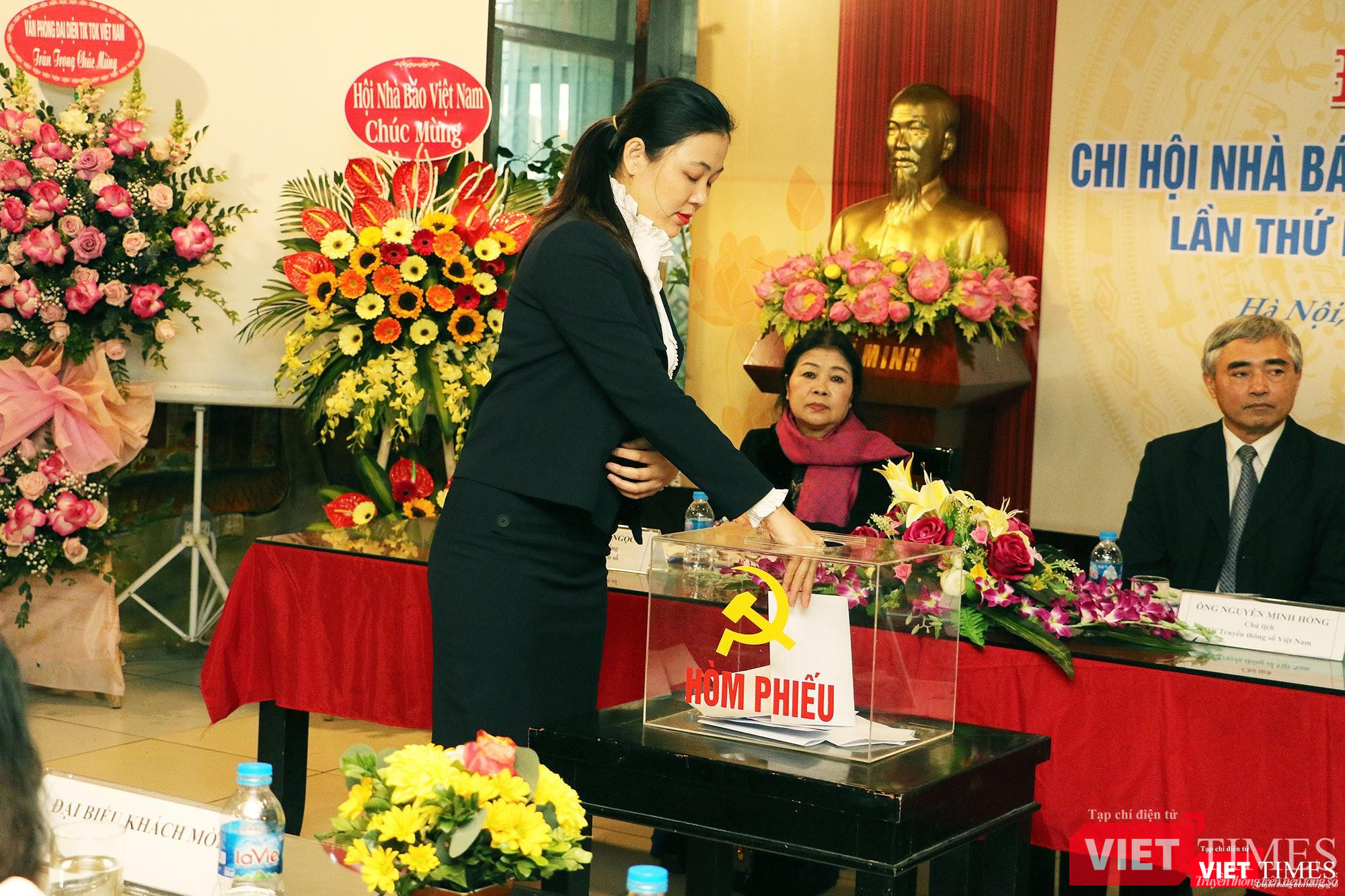 Bỏ phiếu bầu Ban thư ký Chi hội