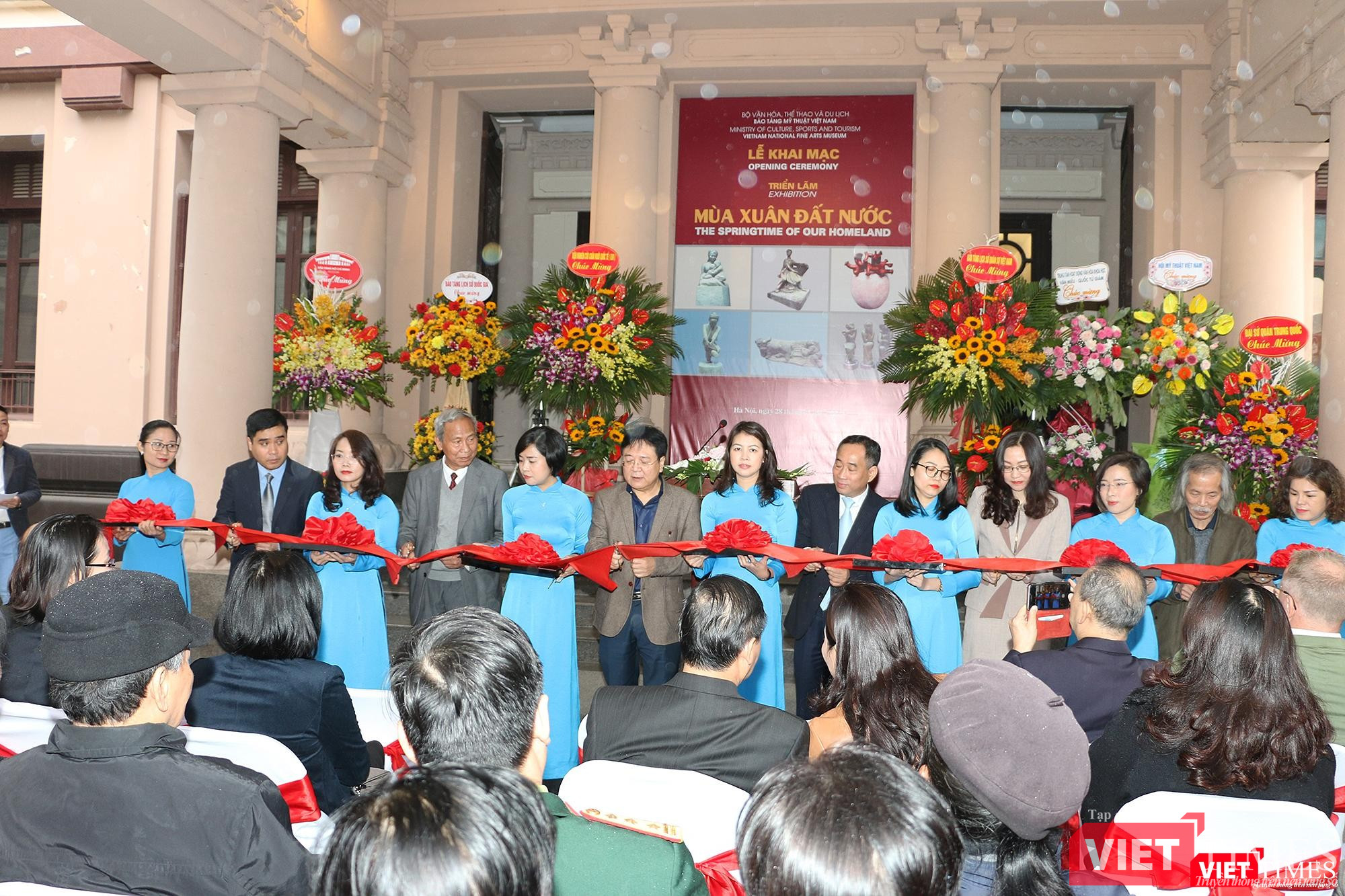 Cắt băng khai mạc Triển lãm