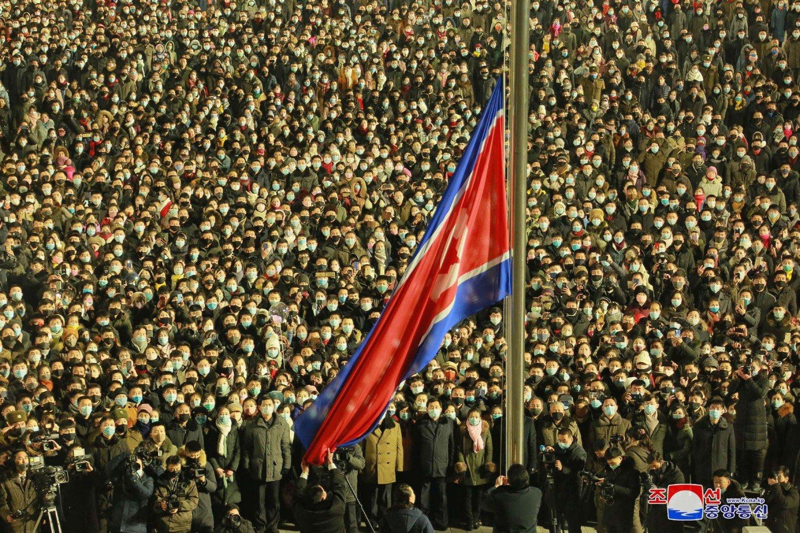 Lễ kéo quốc kỳ được thực hiện tại Quảng trường Kim Il Sung ở Bình Nhưỡng vào lúc nửa đêm để đón năm mới (ảnh: KCNA) Lễ kéo quốc kỳ được thực hiện tại Quảng trường Kim Il Sung ở Bình Nhưỡng vào lúc nửa đêm để đón năm mới (ảnh: KCNA)