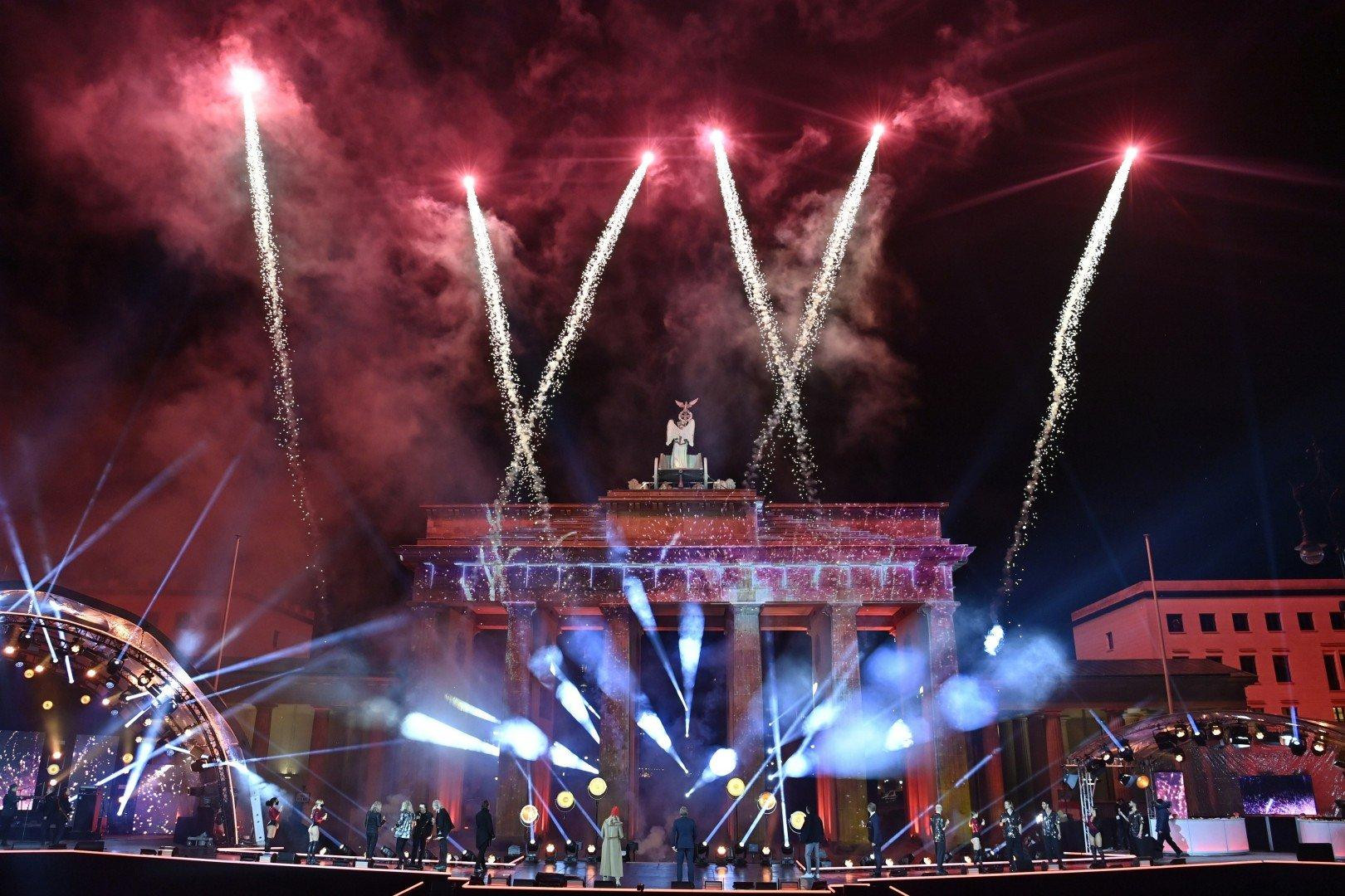 Pháo hoa được bắn lên từ Cổng Brandenburg mang tính lịch sử của Berlin (ảnh: AP) Pháo hoa được bắn lên từ Cổng Brandenburg mang tính lịch sử của Berlin (ảnh: AP)