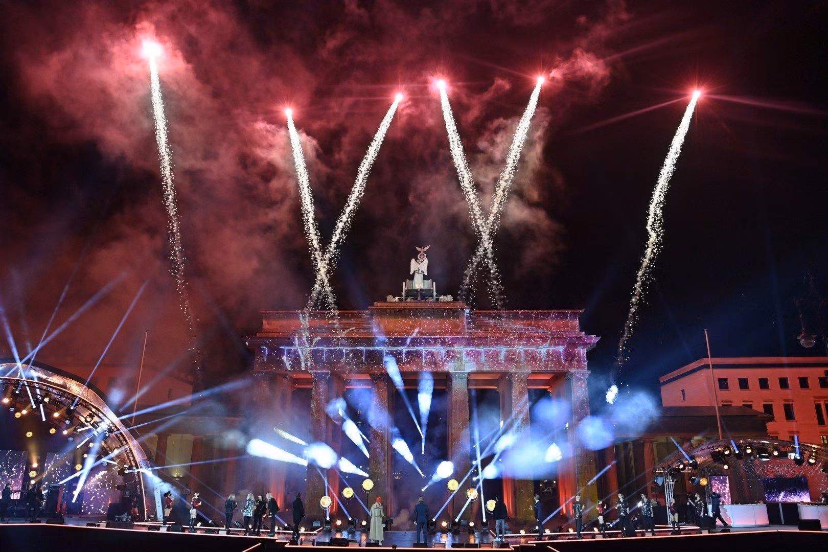 Pháo hoa được bắn lên từ Cổng Brandenburg mang tính lịch sử của Berlin (ảnh: AP) Pháo hoa được bắn lên từ Cổng Brandenburg mang tính lịch sử của Berlin (ảnh: AP)