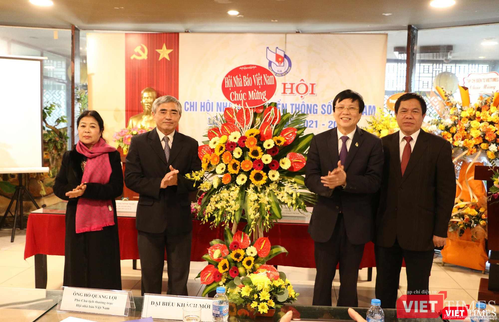 Đại diện Hội Nhà báo Việt Nam tặng hoa chúc mừng Đại hội