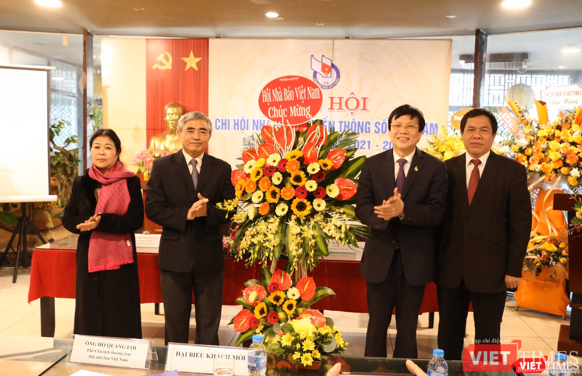 Đại diện Hội Nhà báo Việt Nam tặng hoa chúc mừng Đại hội