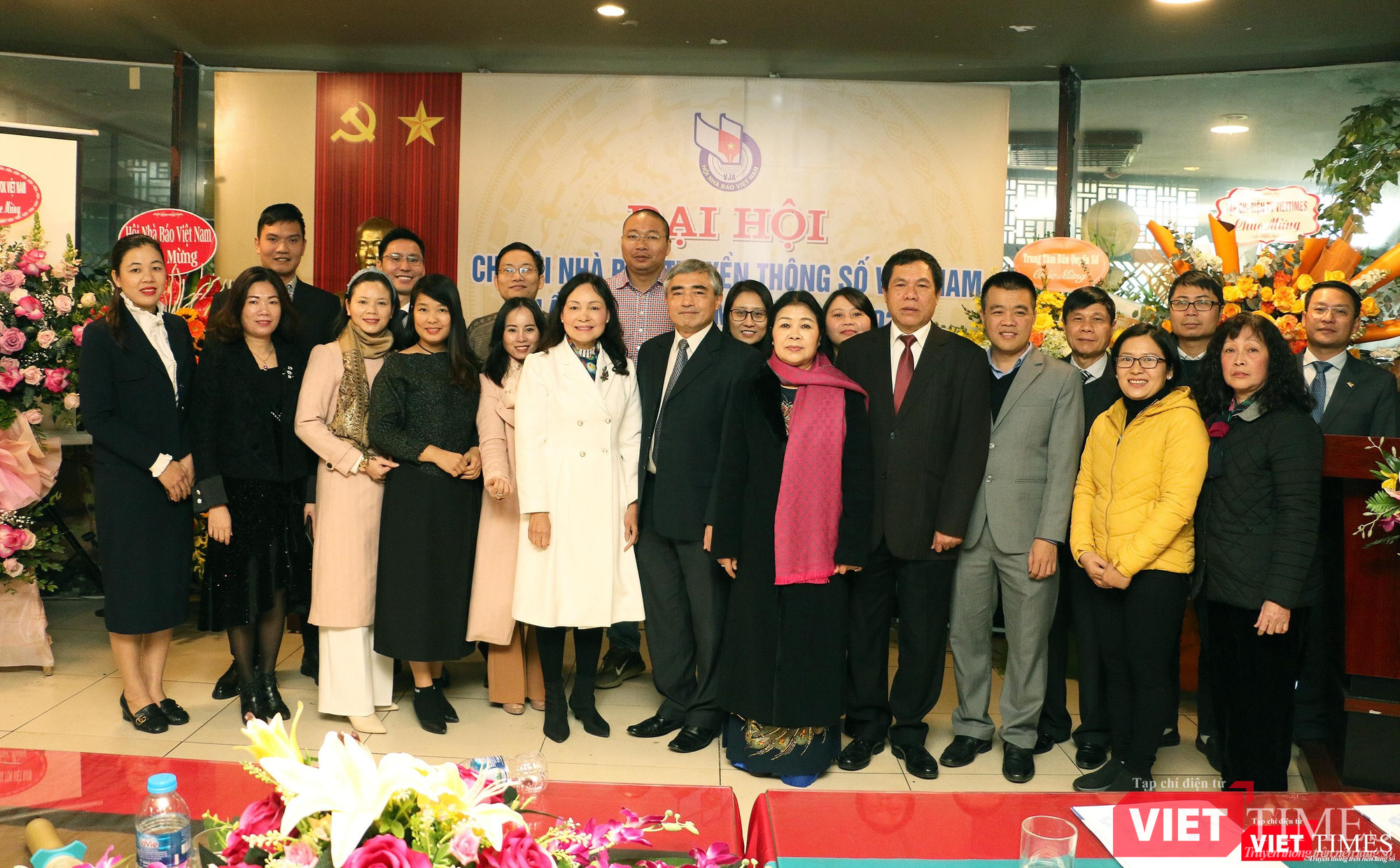 Các đại biểu chụp ảnh lưu niệm