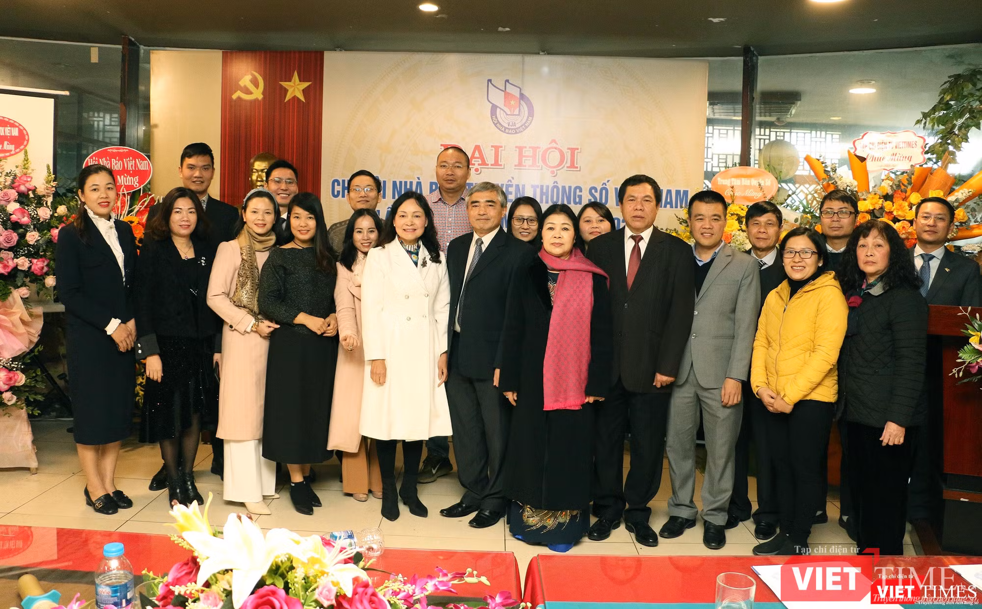 Các đại biểu chụp ảnh lưu niệm