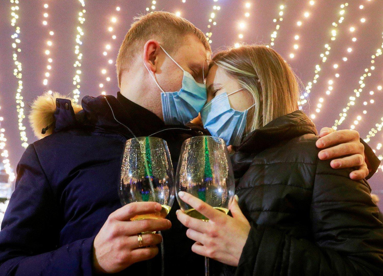 Một cặp đôi ôm hôn trong lễ mừng năm mới ở Ukraine (ảnh: Reuters) Một cặp đôi ôm hôn trong lễ mừng năm mới ở Ukraine (ảnh: Reuters)