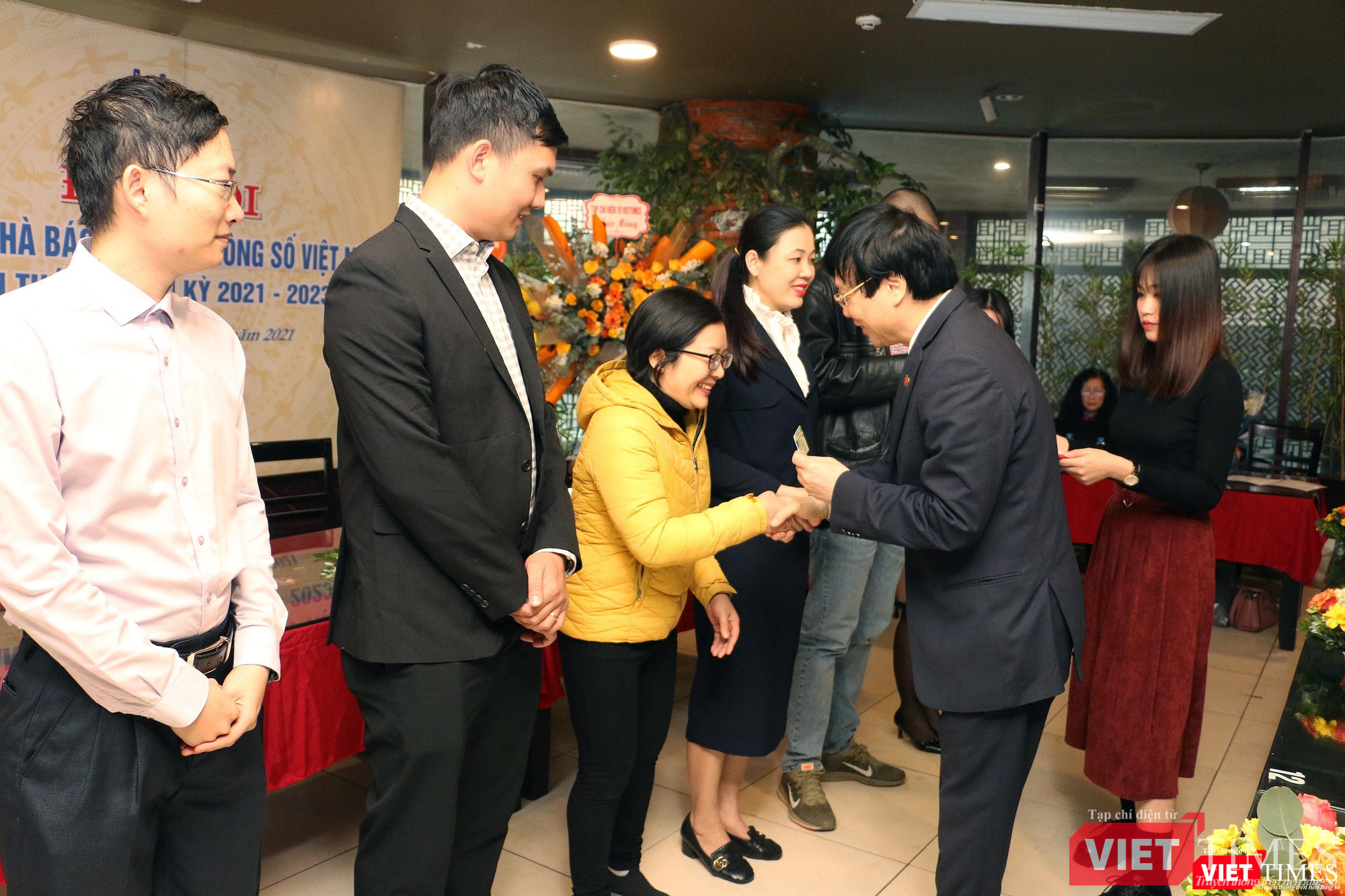 Trao thẻ Hội viên Hội Nhà báo cho các thành viên của Hội Truyền thông số Việt Nam