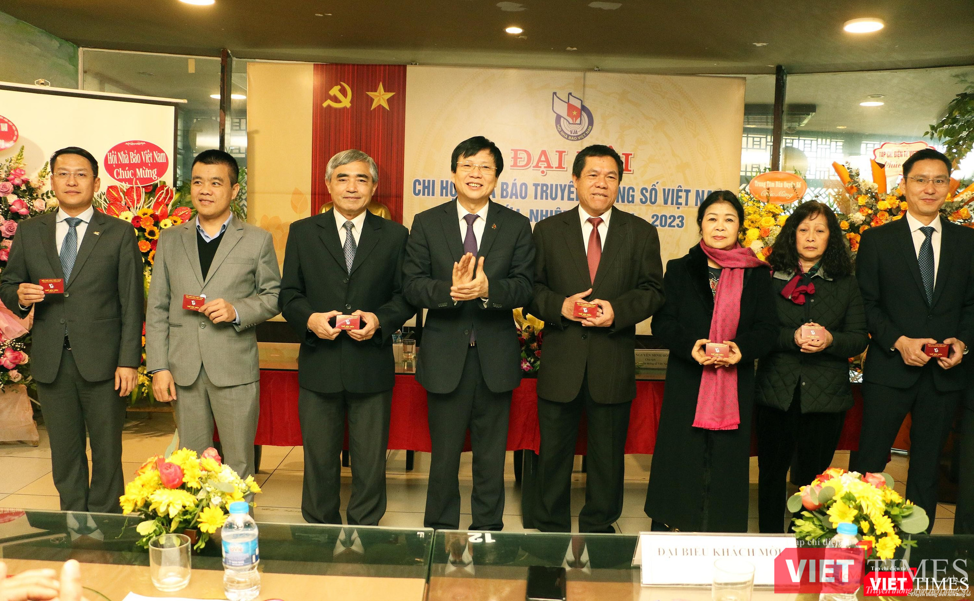 Trao thẻ Hội viên Hội Nhà báo cho các thành viên của Hội Truyền thông số Việt Nam