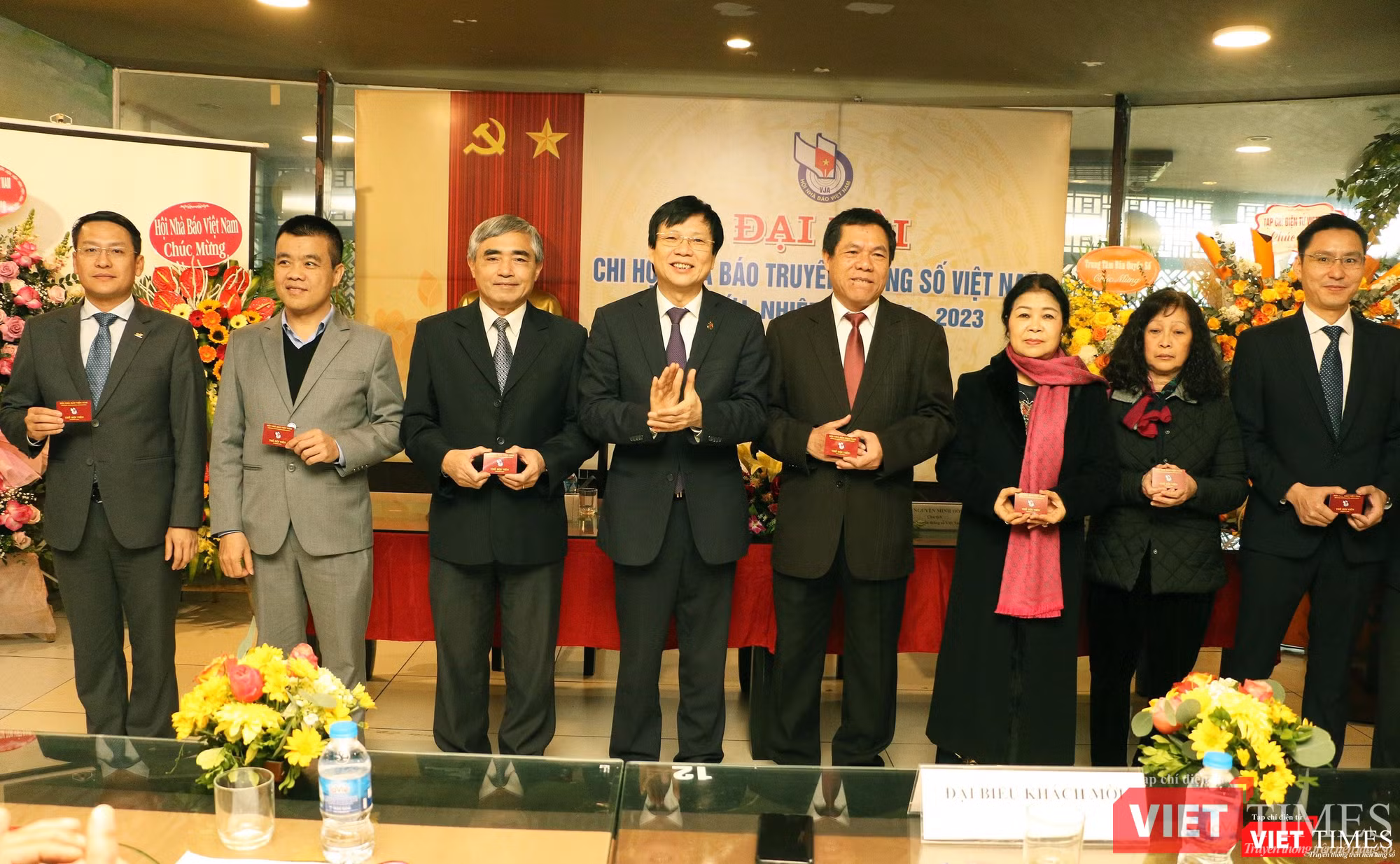 Trao thẻ Hội viên Hội Nhà báo cho các thành viên của Hội Truyền thông số Việt Nam