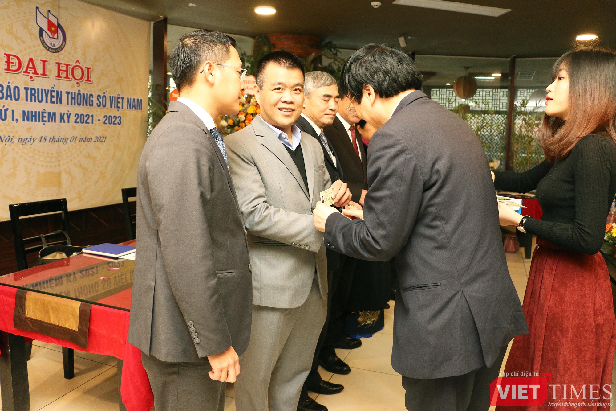 Trao thẻ Hội viên Hội Nhà báo cho các thành viên của Hội Truyền thông số Việt Nam