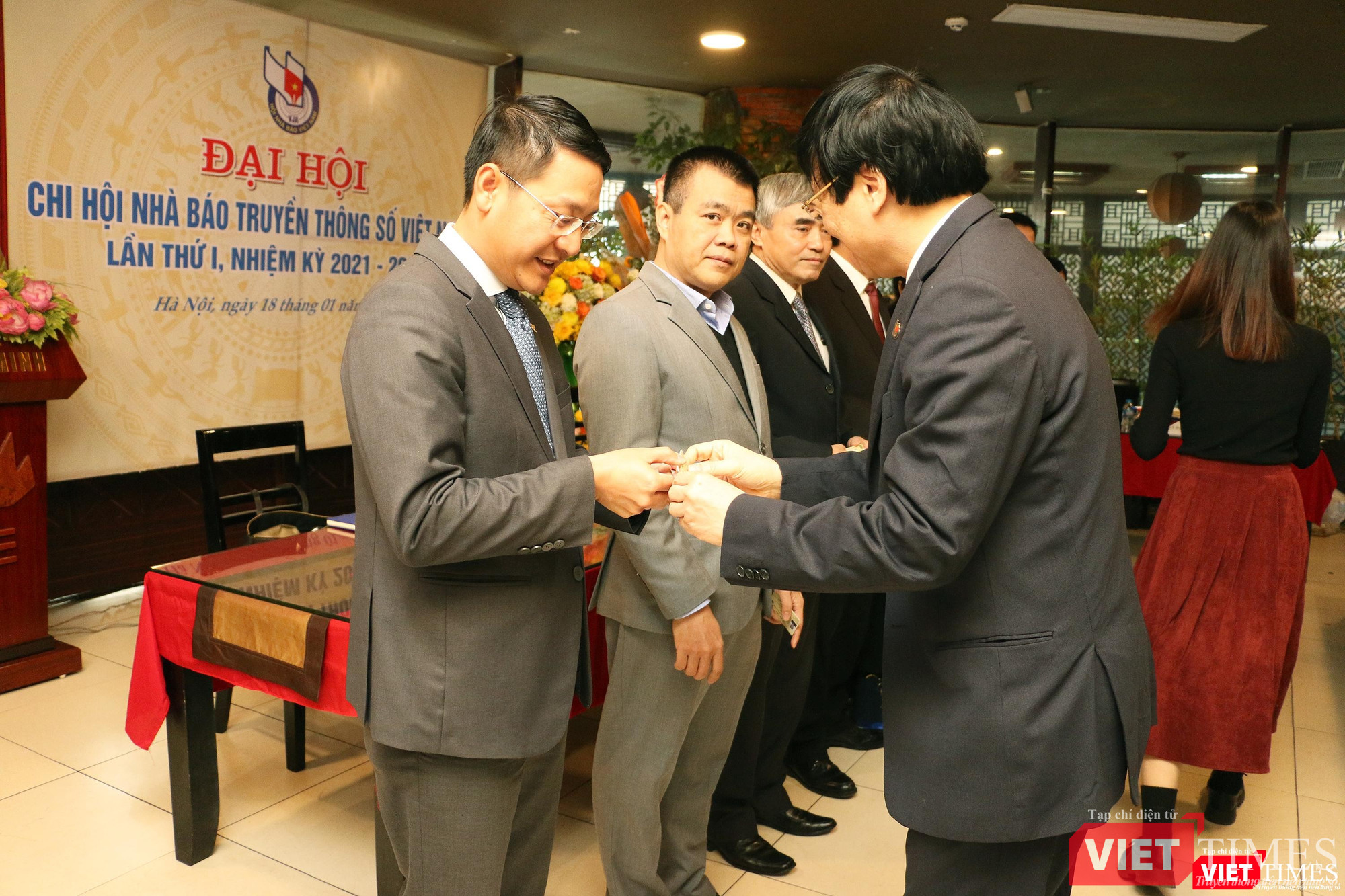 Trao thẻ Hội viên Hội Nhà báo cho các thành viên của Hội Truyền thông số Việt Nam